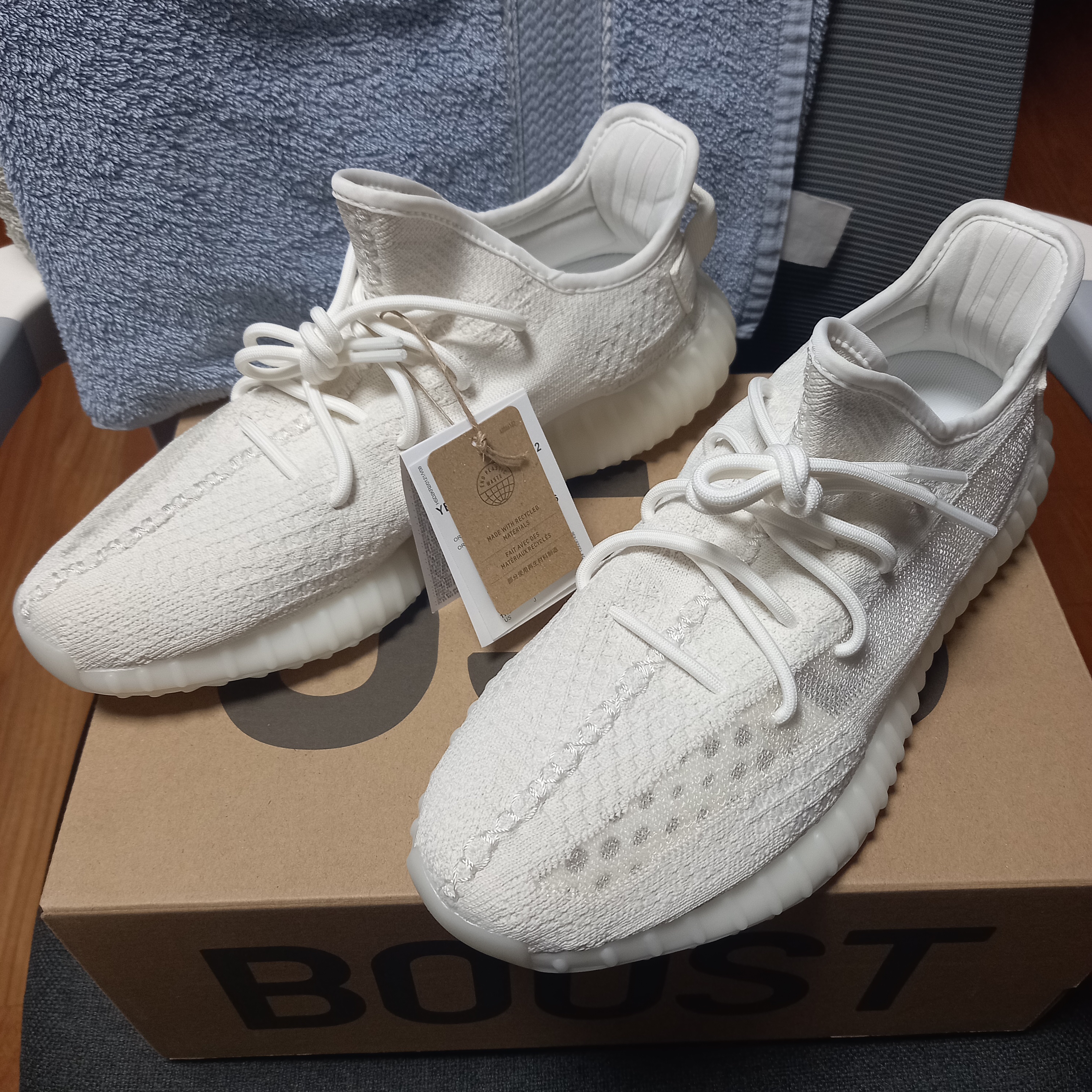 Adidas Yeezy Boost 350 V2 Bone 착용 스타일