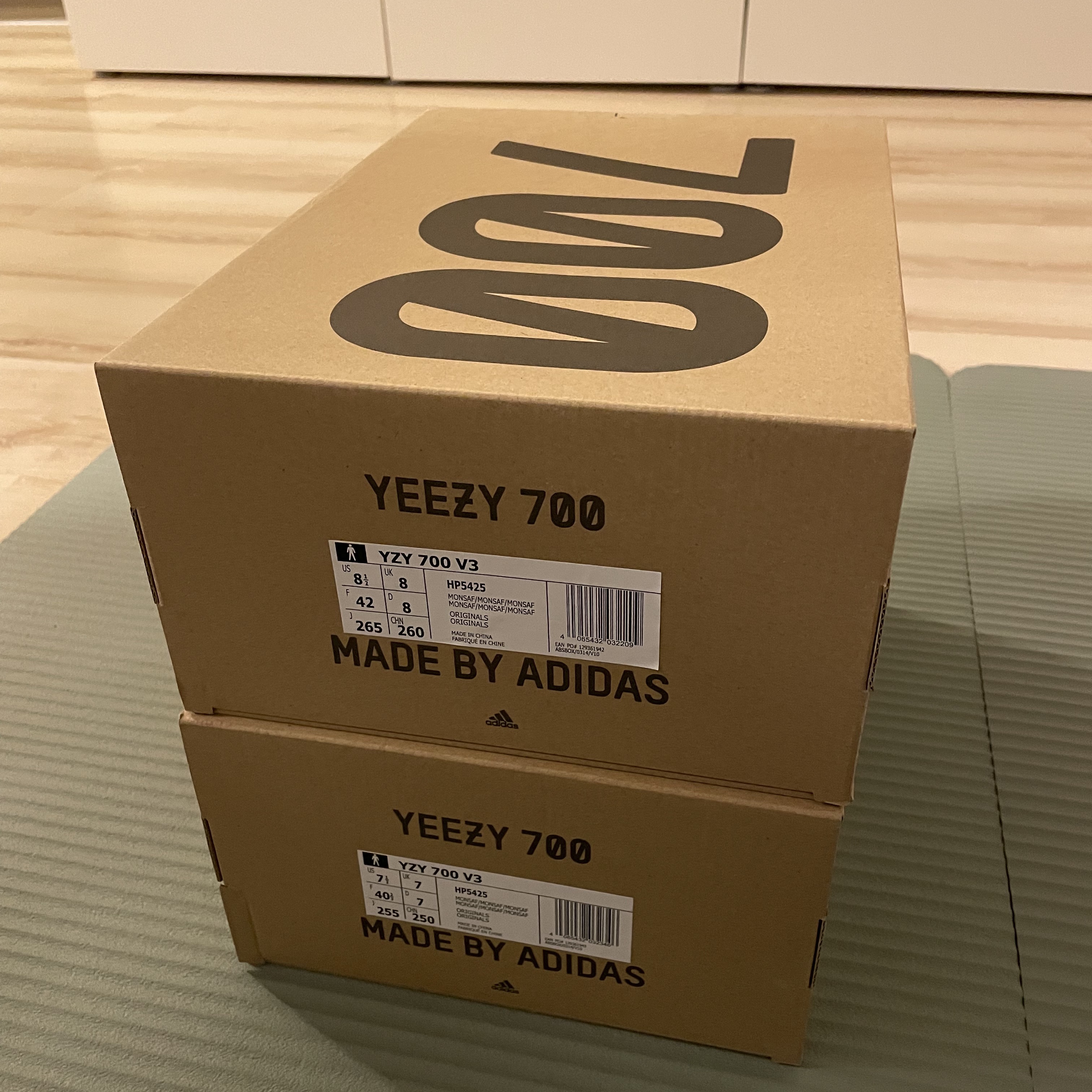 Adidas Yeezy 700 V3 Mono Safflower 착용 스타일 - 2