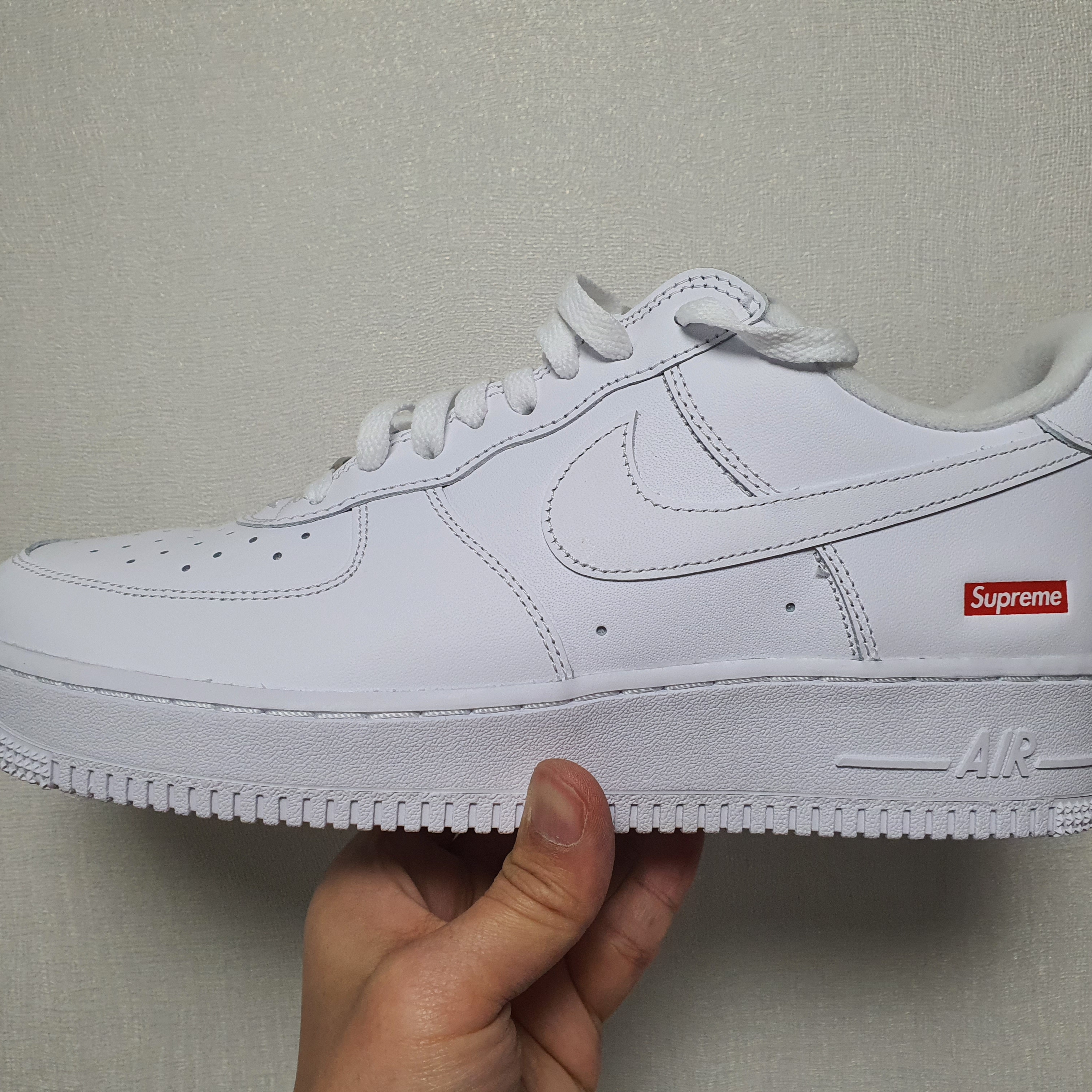 Nike x Supreme Air Force 1 Low White 착용 스타일 - 3