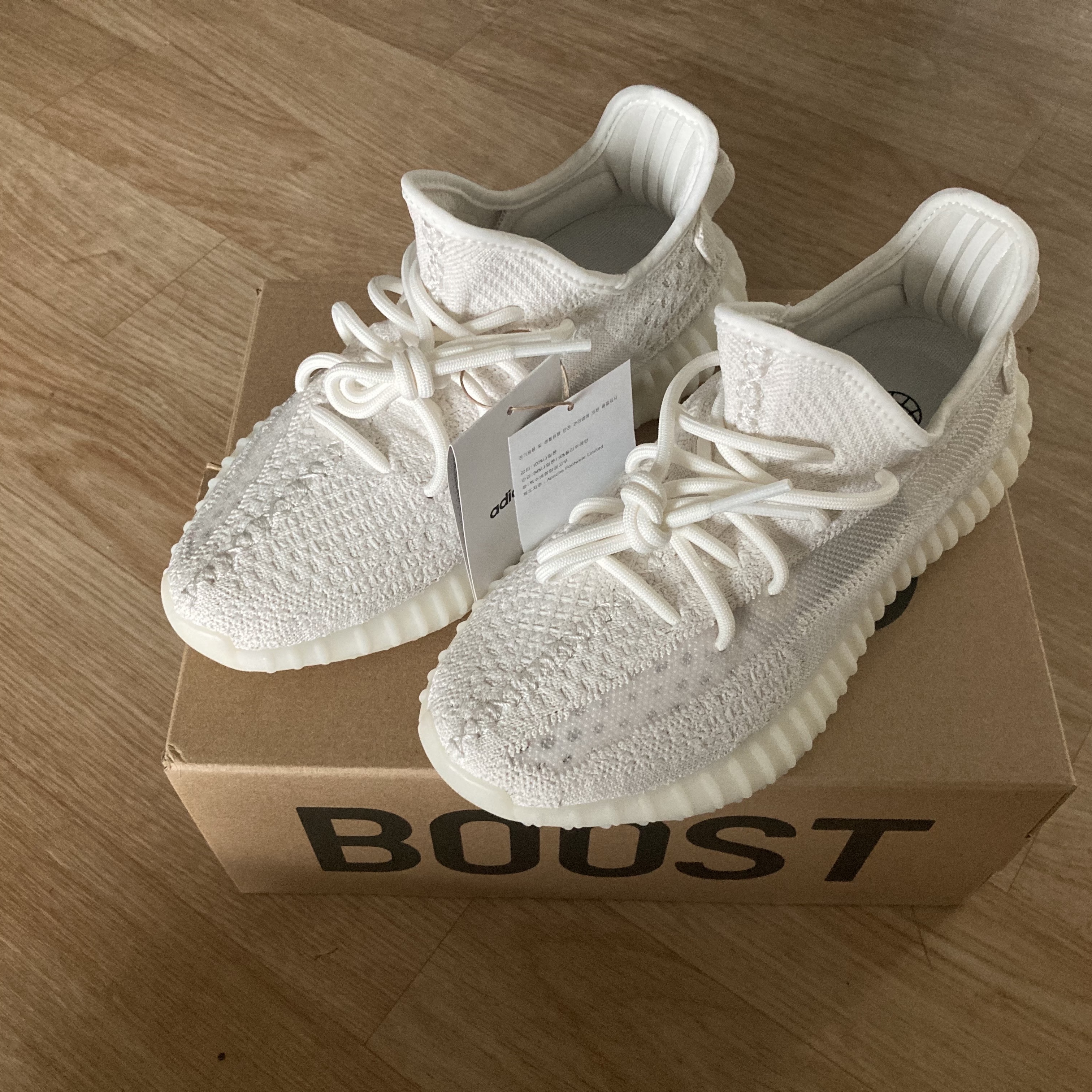 Adidas Yeezy Boost 350 V2 Bone 착용 스타일