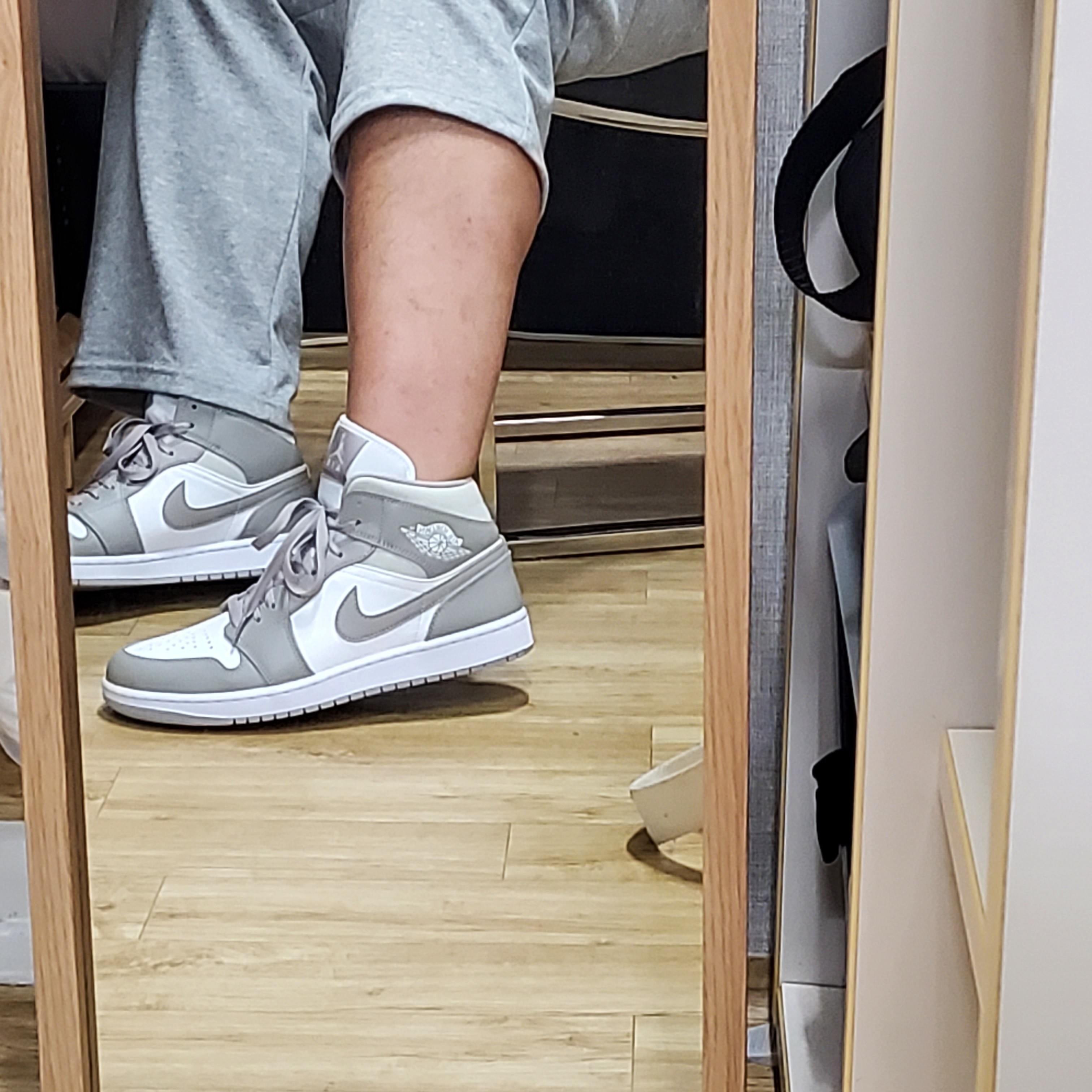 Jordan 1 Mid College Grey 착용 스타일 - 1