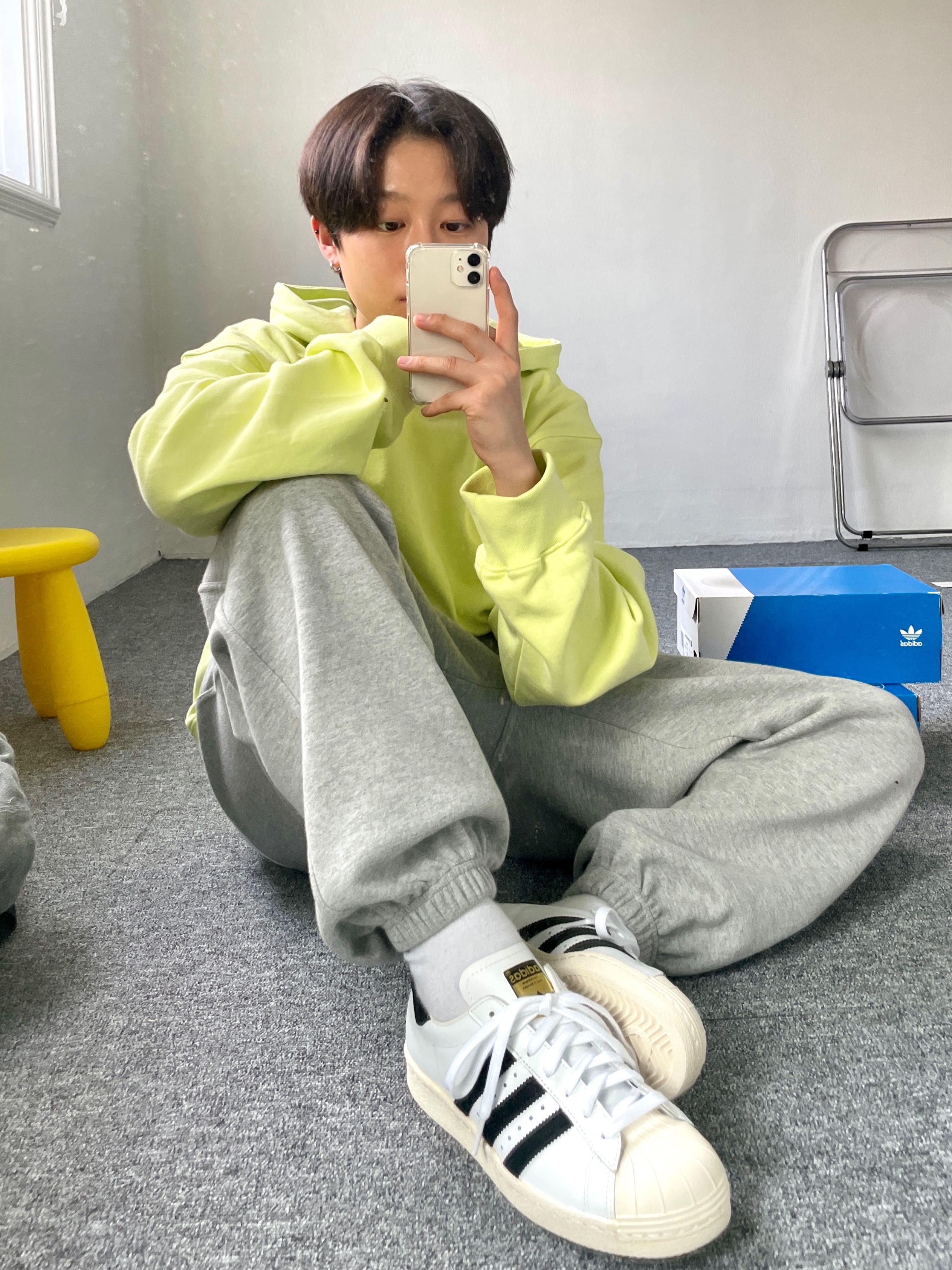Adidas Superstar 80s White Black 착용 스타일 - 2