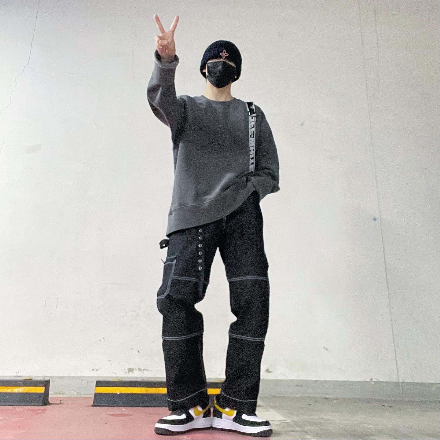 Nike Air Force 1 '07 LV8 Athletic Club Black Dark Sulfur, Off-White x Amore Pacific Protection Box (Without Cosmetics) 착용 스타일