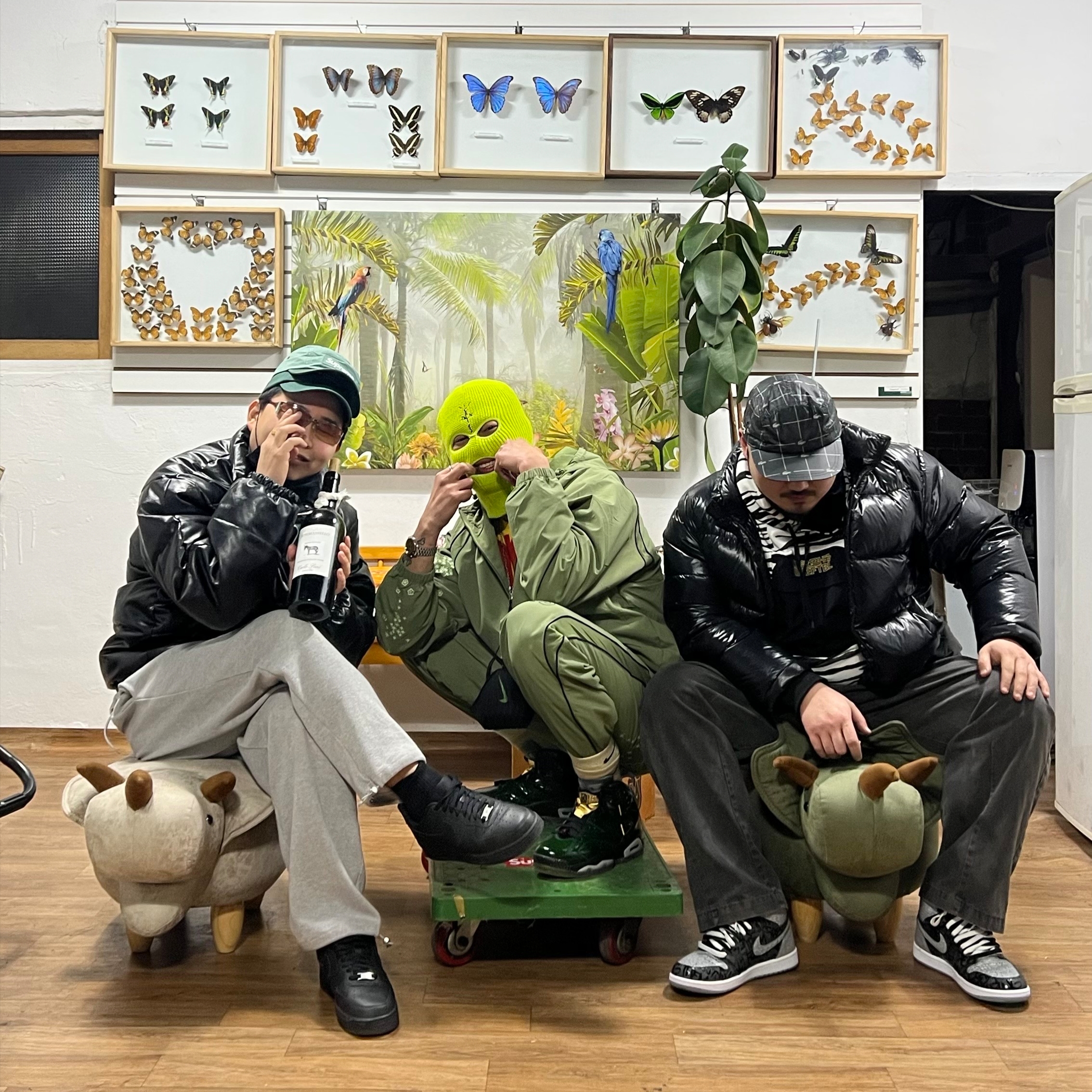 Nike Air Force 1 '07 Low Triple Black, Jordan 1 Retro High OG Rebellionaire 착용 스타일