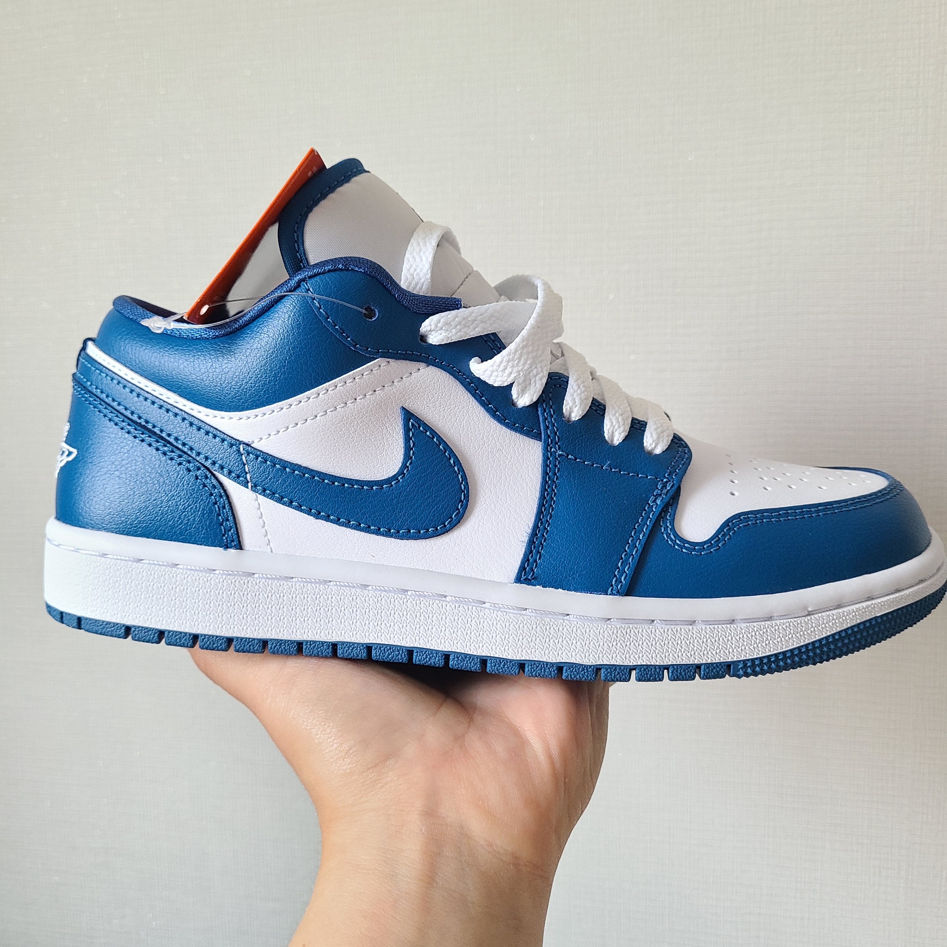 (W) Jordan 1 Low White Dark Marina Blue 착용 스타일 - 2