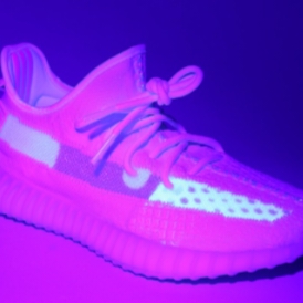 Adidas Yeezy Boost 350 V2 Bone 착용 스타일