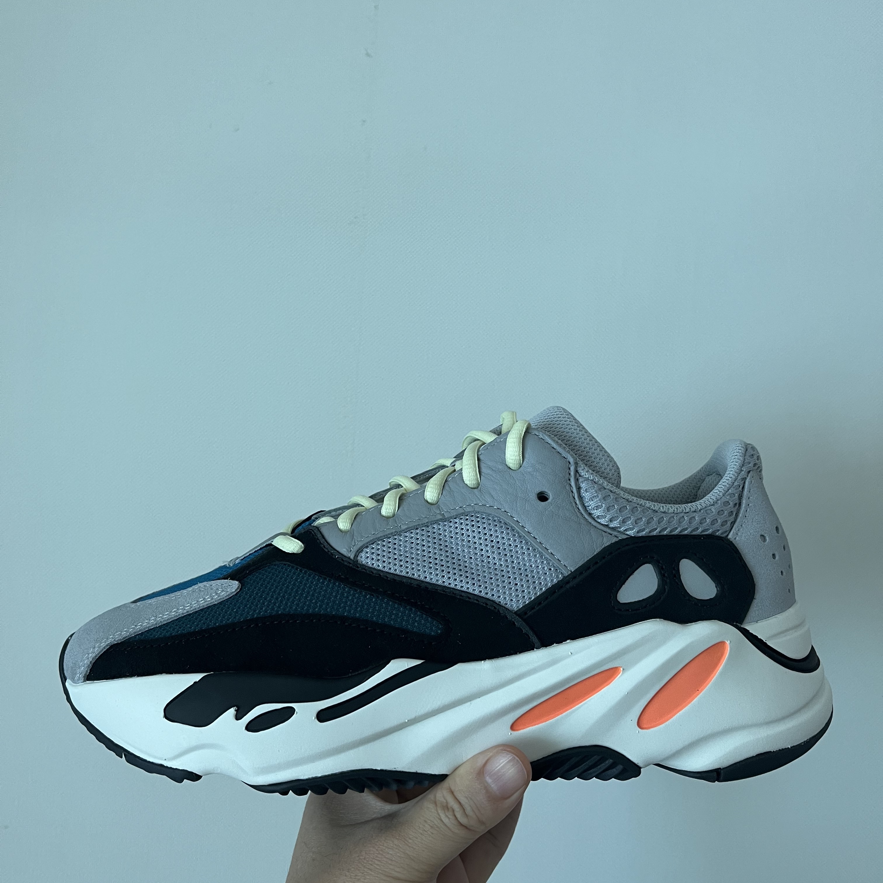 Adidas Yeezy Boost 700 Wave Runner Solid Grey 2021/2022 착용 스타일 - 1