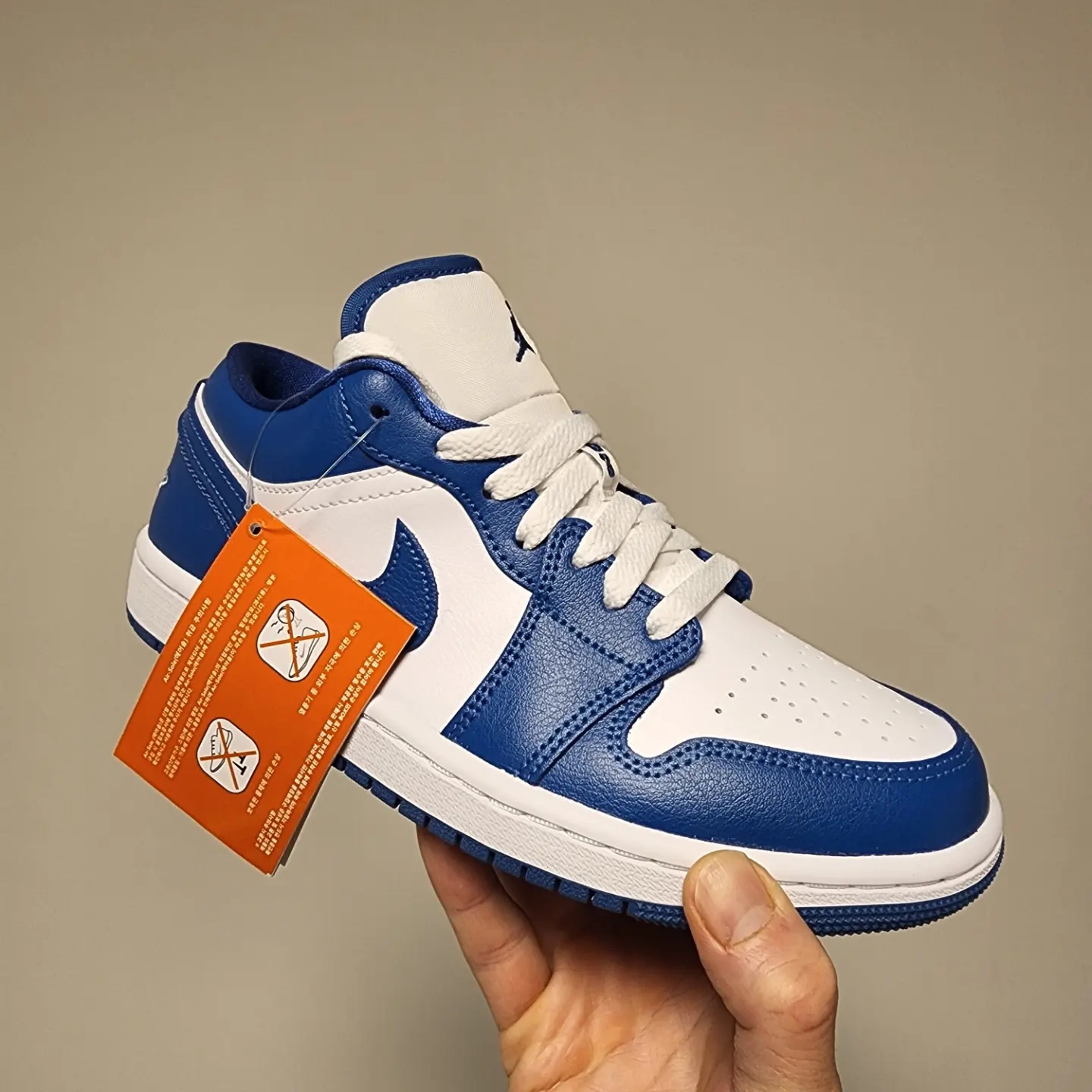 (W) Jordan 1 Low White Dark Marina Blue 착용 스타일 - 1