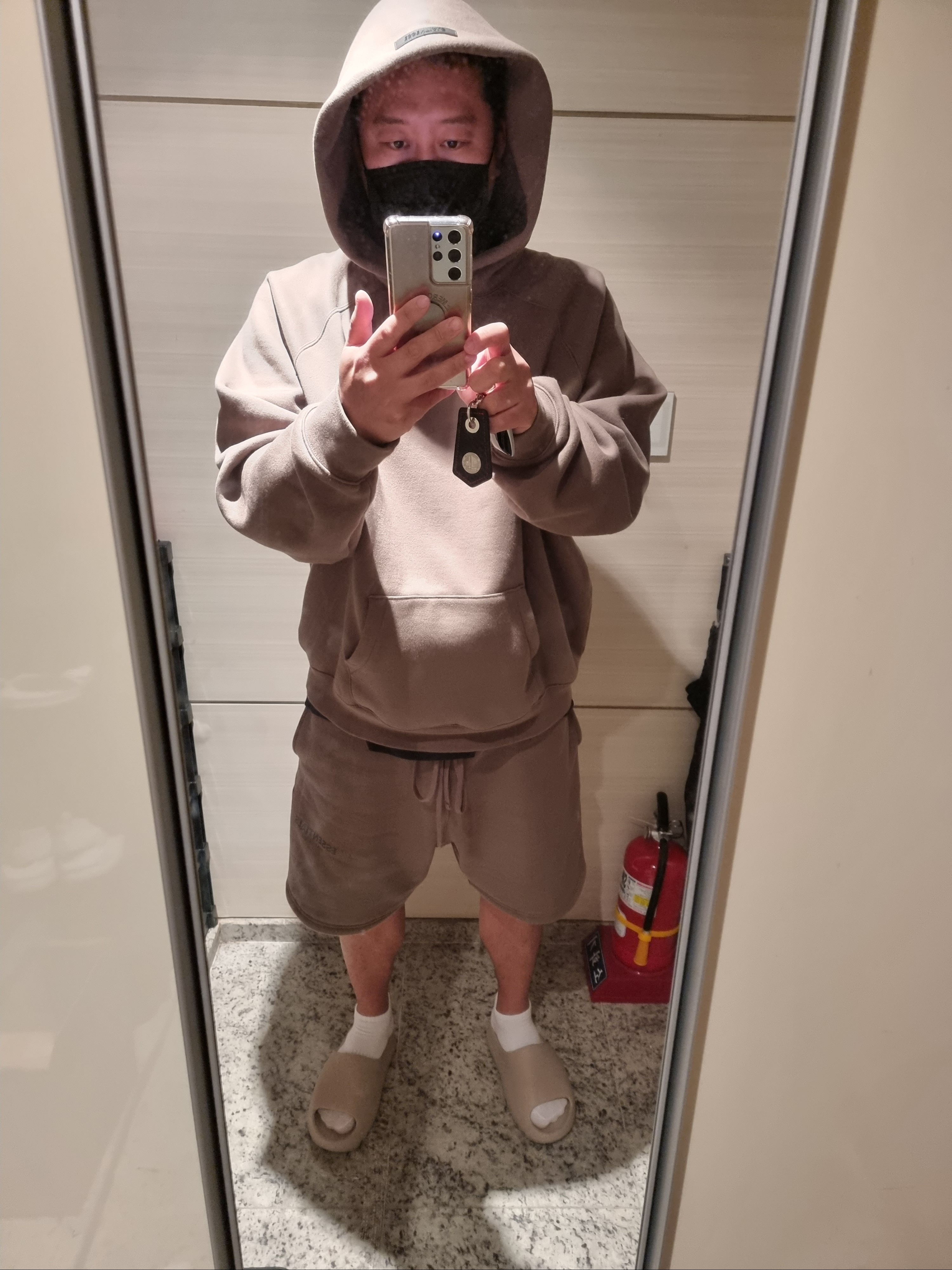 Essentials Pull-Over Hoodie Harvest - 21FW, Essentials Sweatshorts Harvest - 21FW 착용 스타일 - 1
