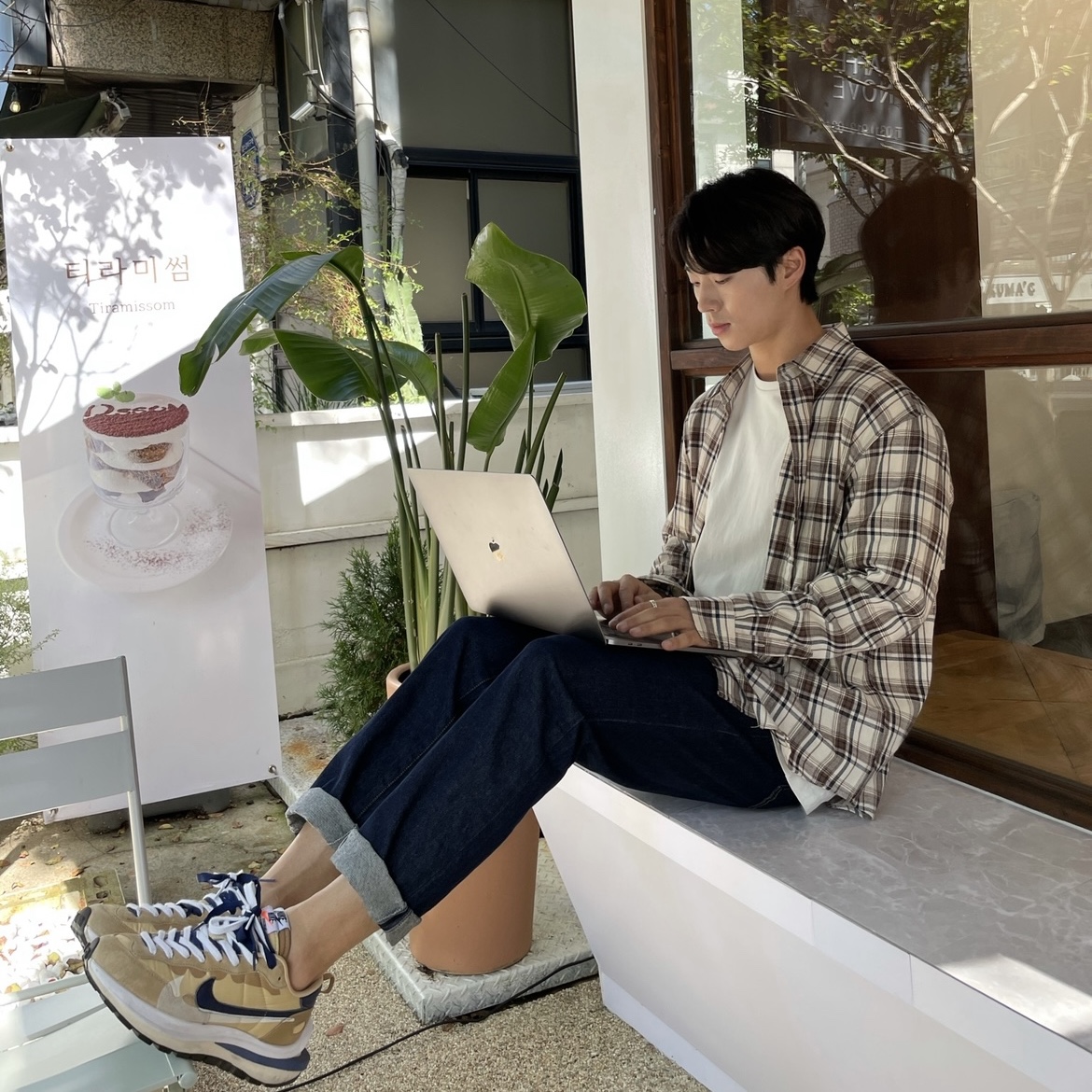 Nike x Sacai VaporWaffle Sesame and Blue Void 착용 스타일
