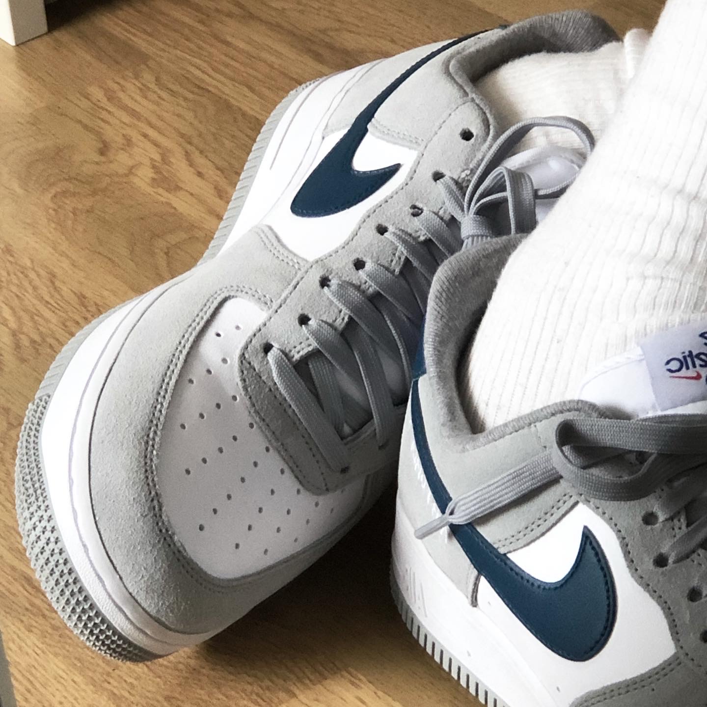 Nike Air Force 1 '07 LV8 Athletic Club Light Smoke Grey Marina, Nike Air Force 1 '07 LV8 Athletic Club Black Dark Sulfur 착용 스타일 - 2