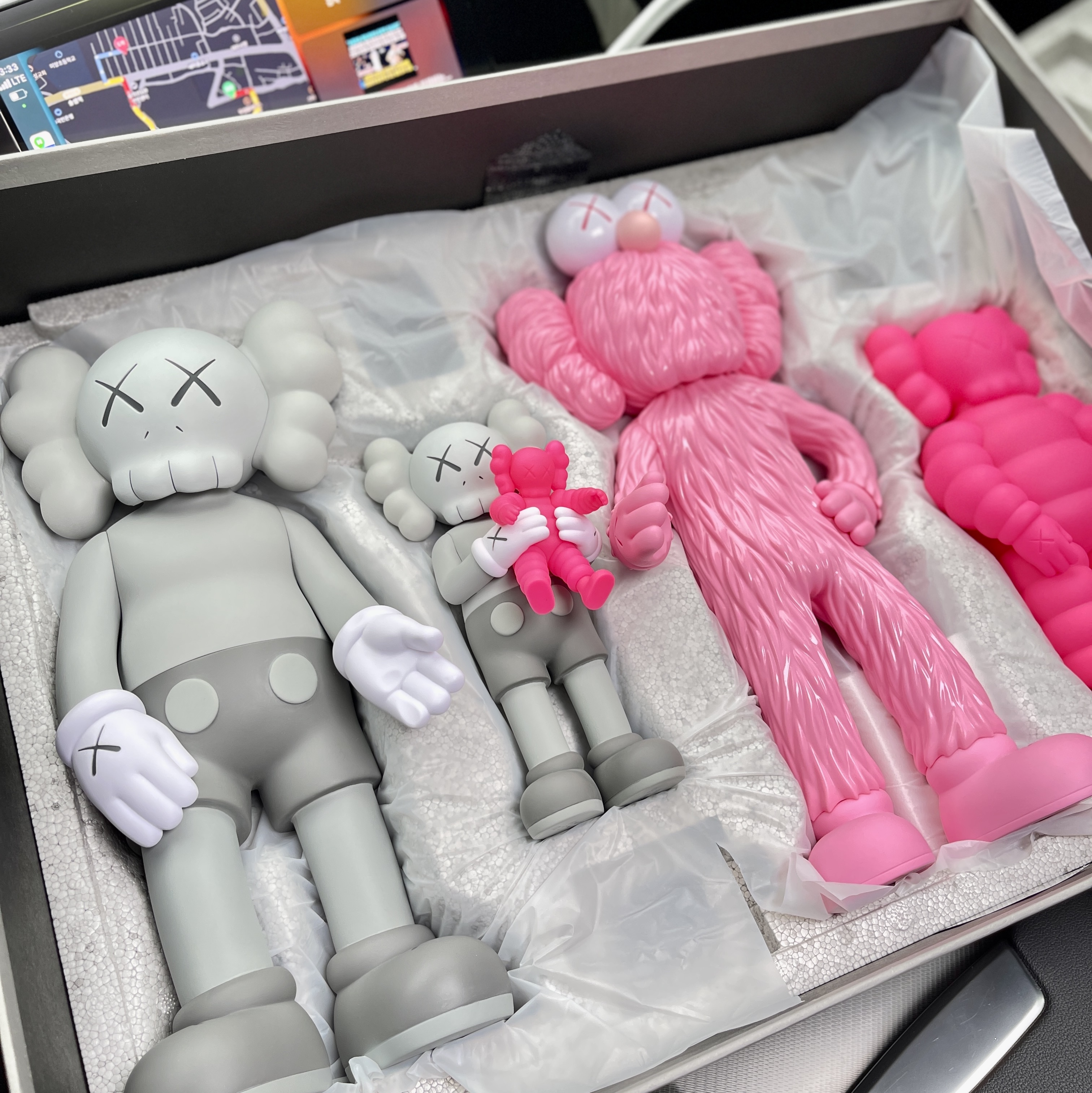Kaws Family Vinyl Figure Grey Pink 착용 스타일
