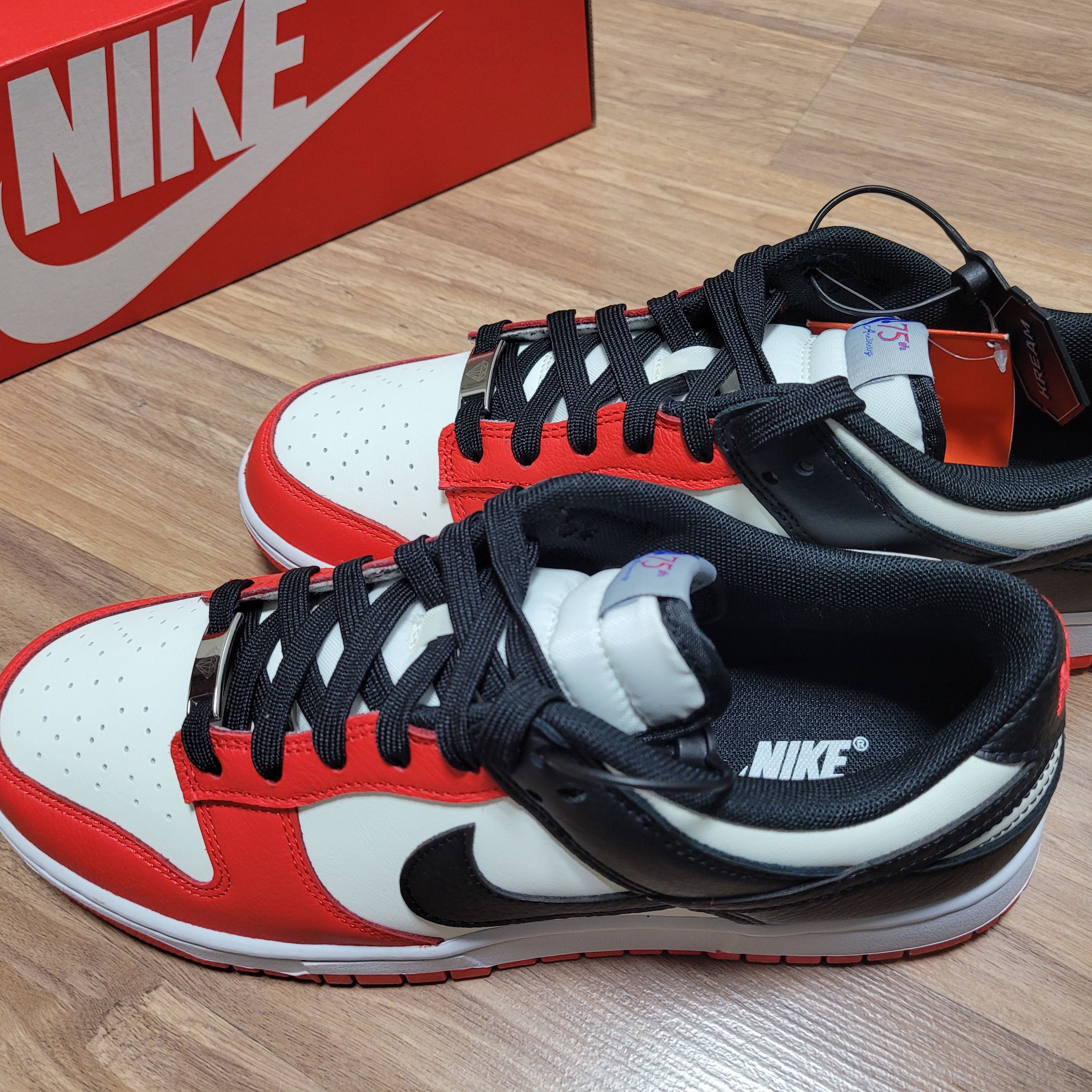 Nike x NBA Dunk Low Retro EMB Black and Chile Red 착용 스타일 - 4