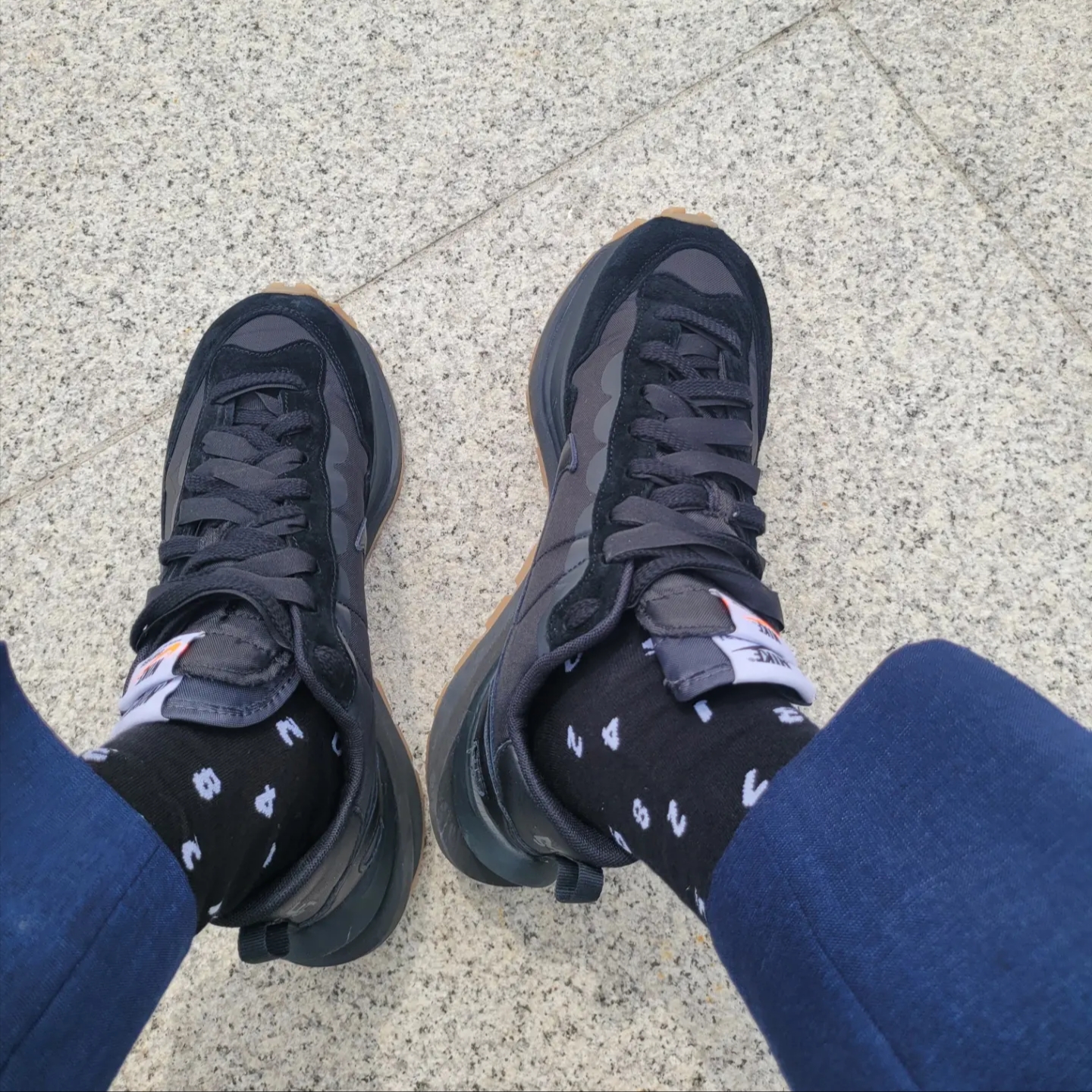 Nike x Sacai VaporWaffle Black and Gum 착용 스타일 - 1