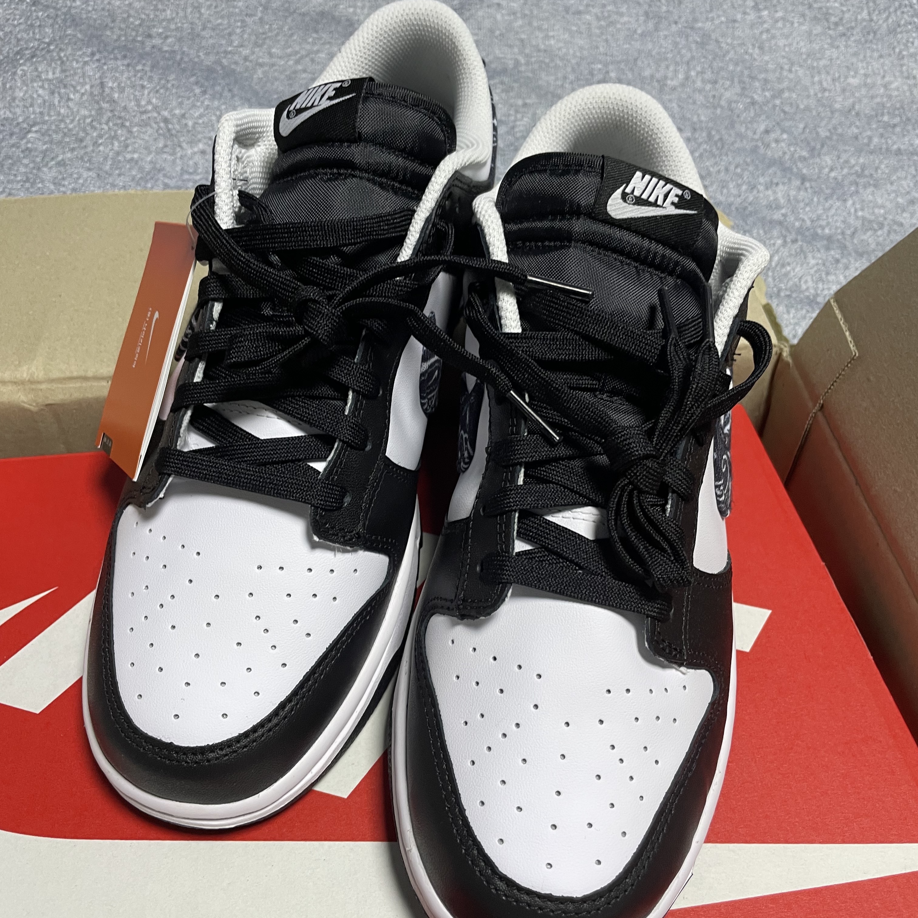(W) Nike Dunk Low Essential Black Paisley 착용 스타일 - 1