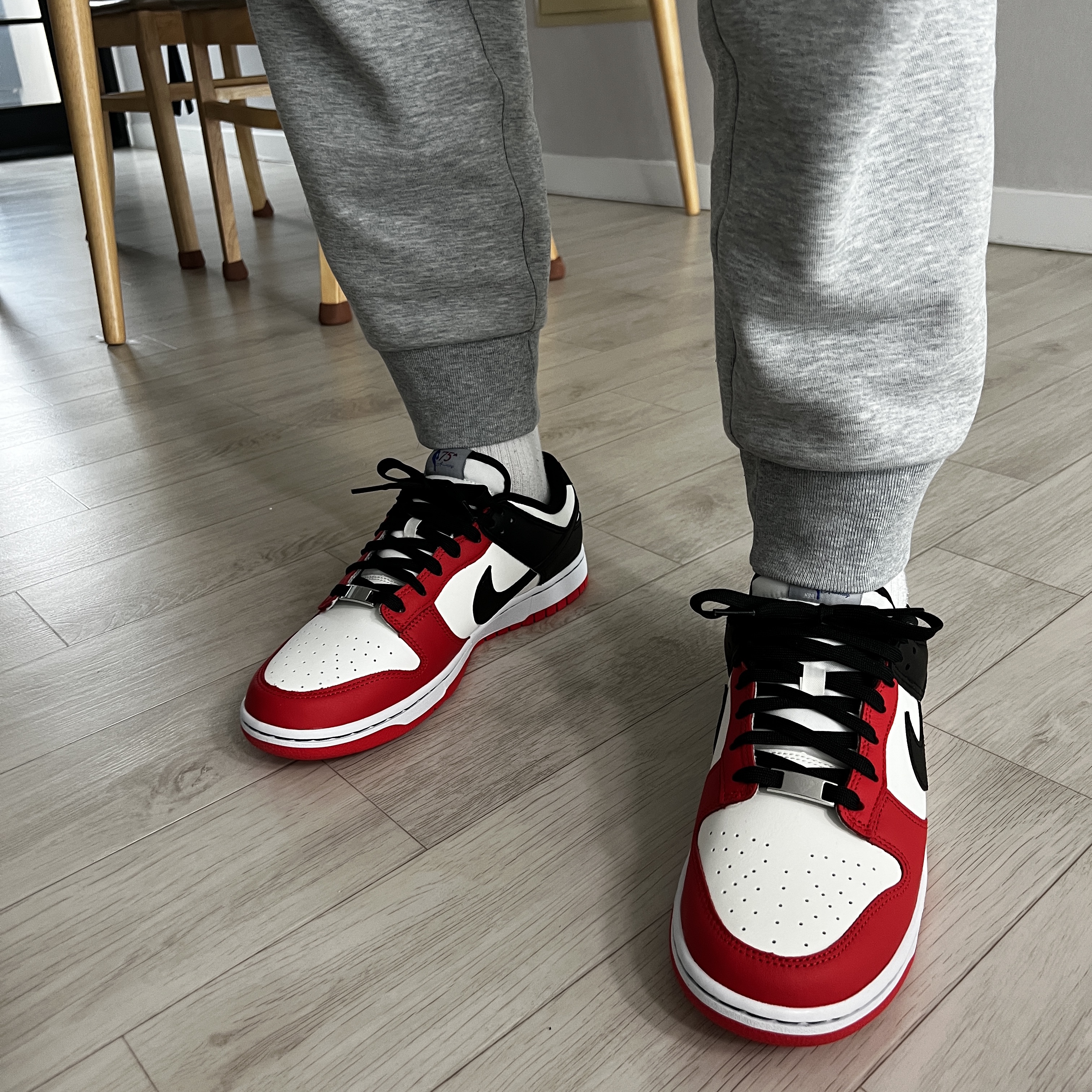 Nike x NBA Dunk Low Retro EMB Black and Chile Red 착용 스타일 - 3