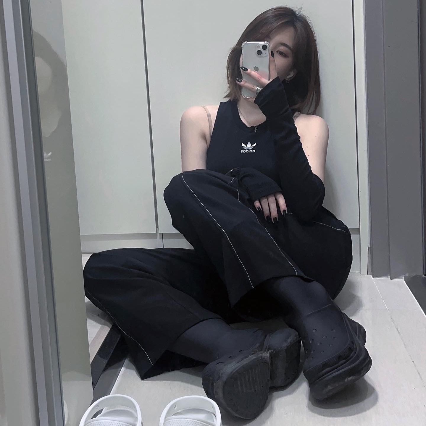 Balenciaga x Crocs Rubber Boot Black, (W) Balenciaga x Crocs Rubber Boot Black 착용 스타일 - 1