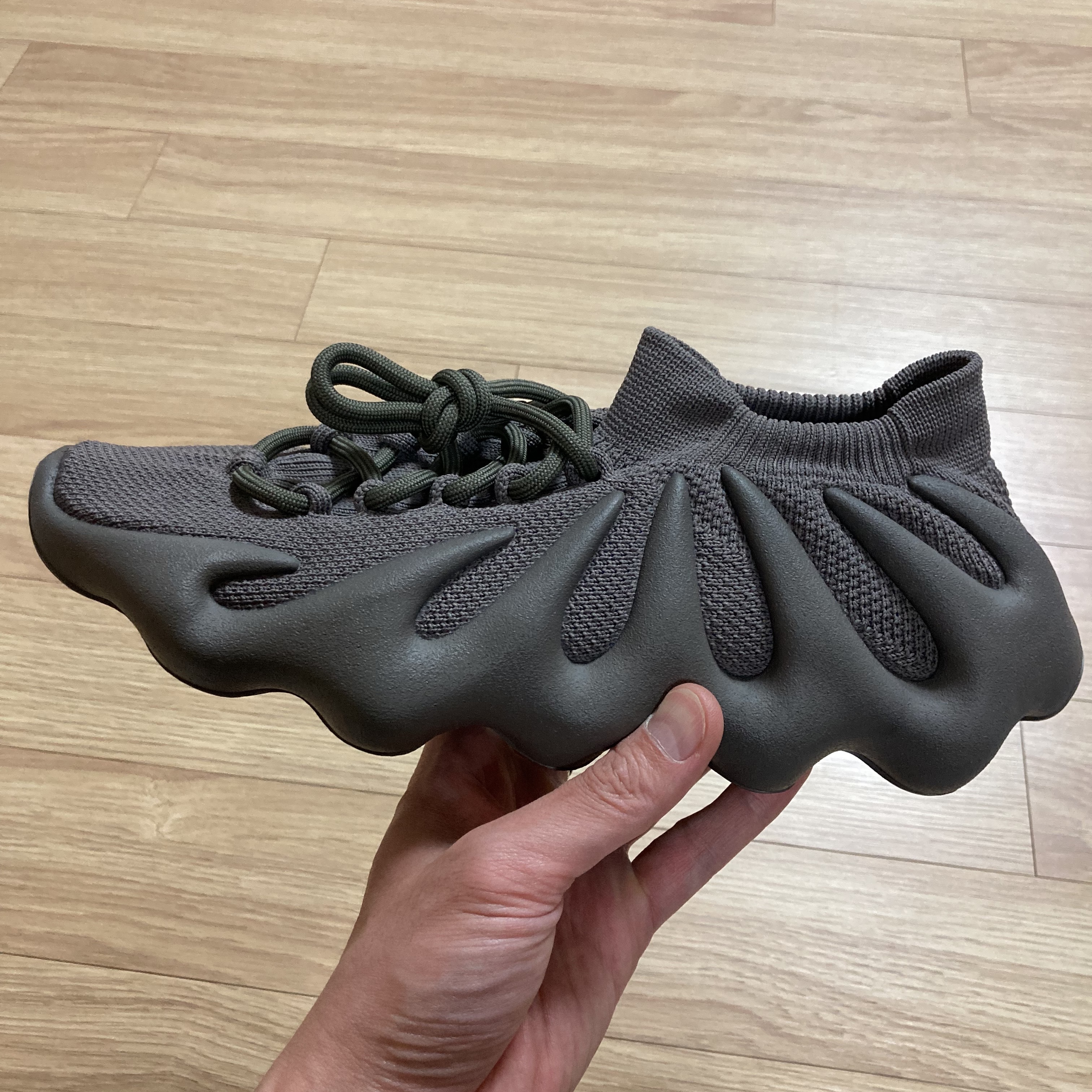 Adidas Yeezy 450 Cinder 착용 스타일 - 1