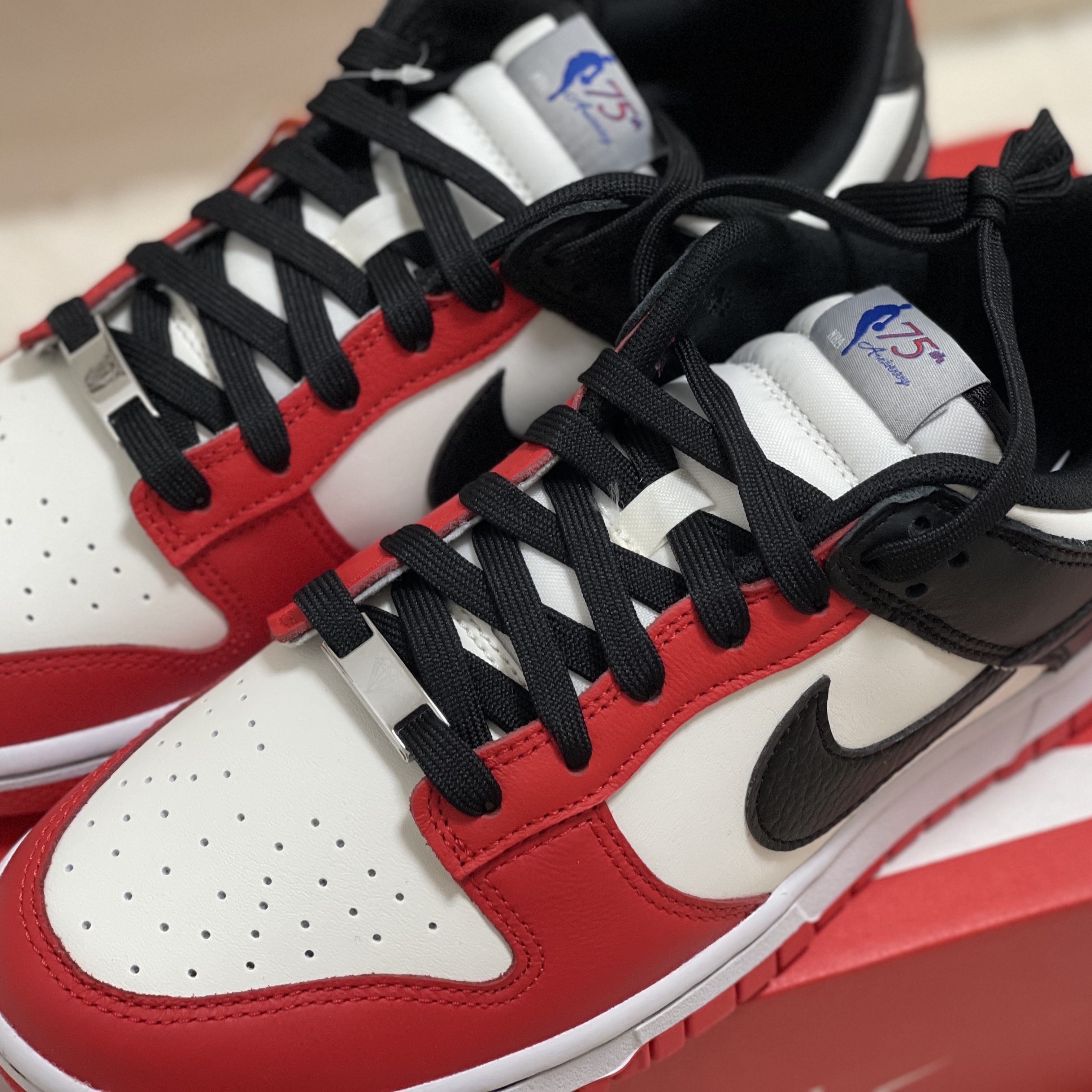 Nike x NBA Dunk Low Retro EMB Black and Chile Red, (GS) Nike x NBA Dunk Low Black and Chile Red 착용 스타일 - 4