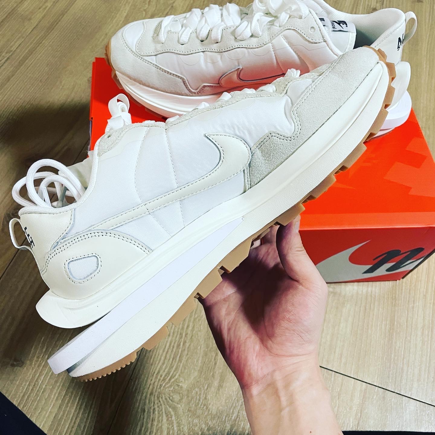 Nike x Sacai VaporWaffle White and Gum 착용 스타일 - 4