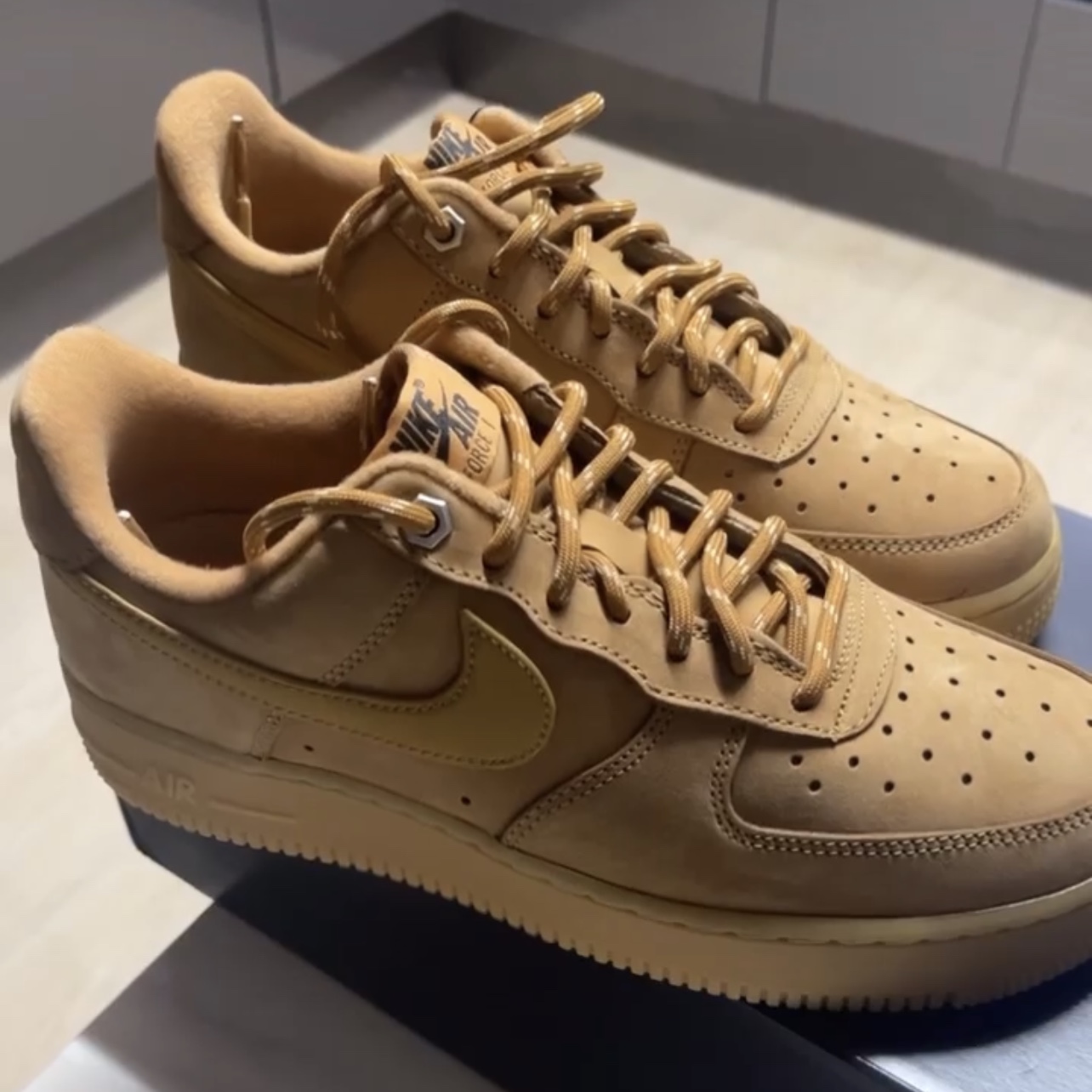 Nike Air Force 1 '07 WB Flax 착용 스타일 - 1
