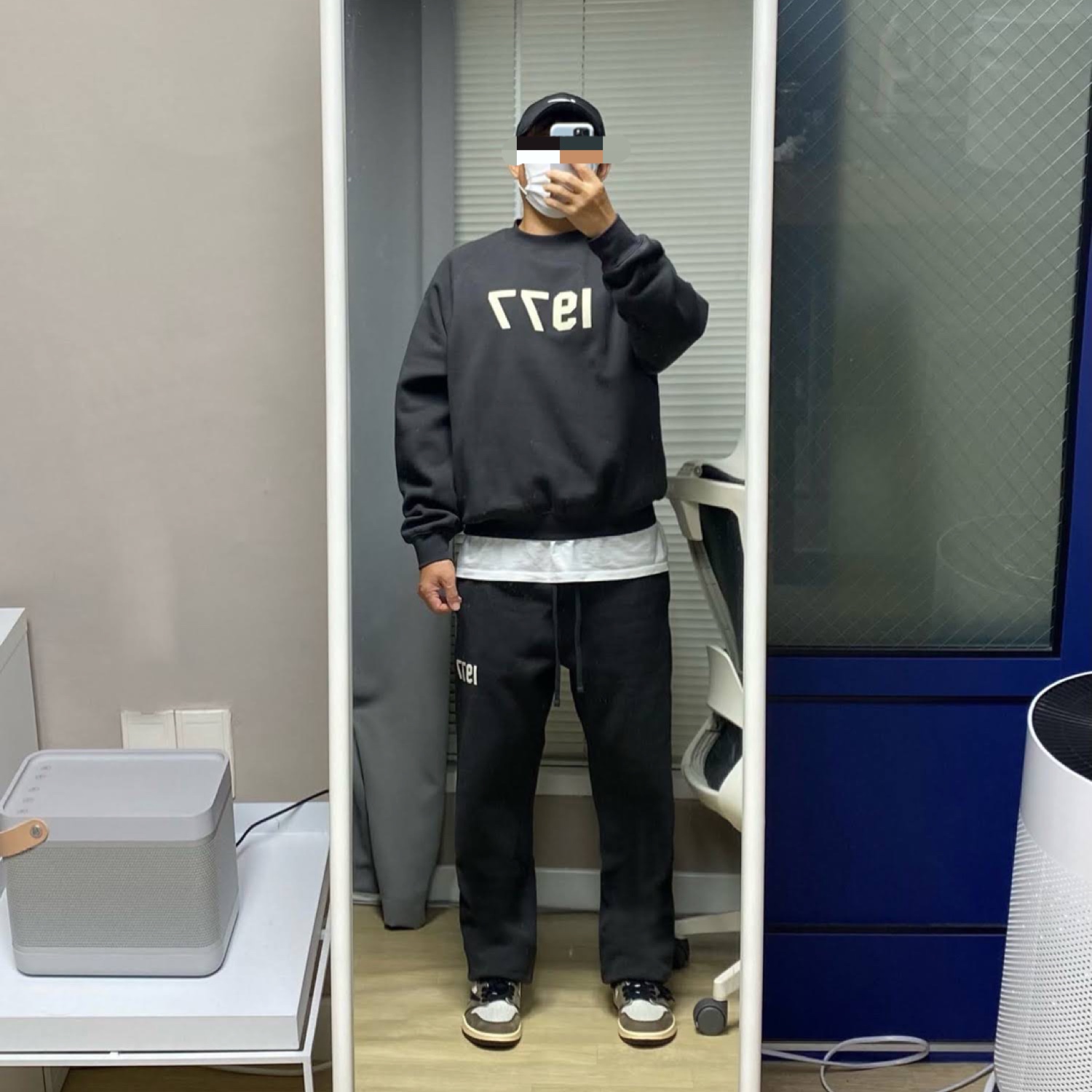 Essentials 1977 Crewneck Sweatshirt Iron - 22SS, Essentials 1977 Relaxed Sweatpants Iron - 22SS 착용 스타일
