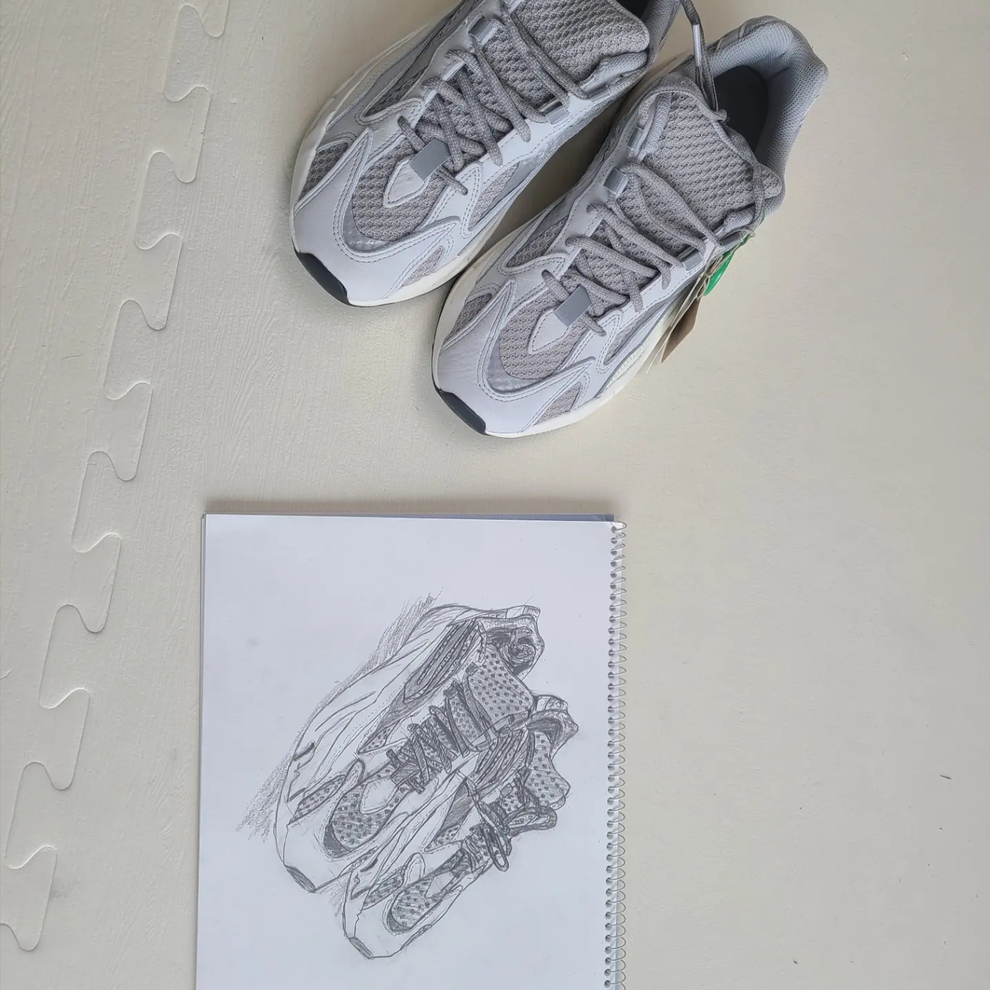 Adidas Yeezy Boost 700 V2 Static 2022 착용 스타일 - 2