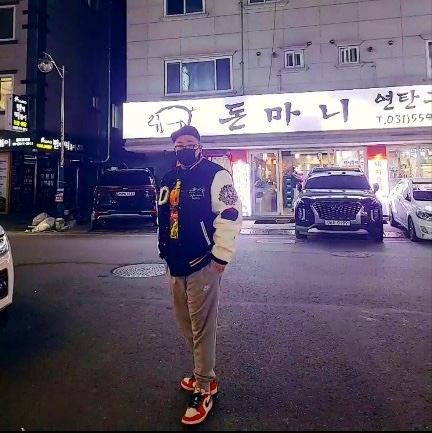 Jordan 1 Low OG Starfish, Stussy x Our Legacy x Denim Tears TTL Varsity Jacket Black 착용 스타일 - 1