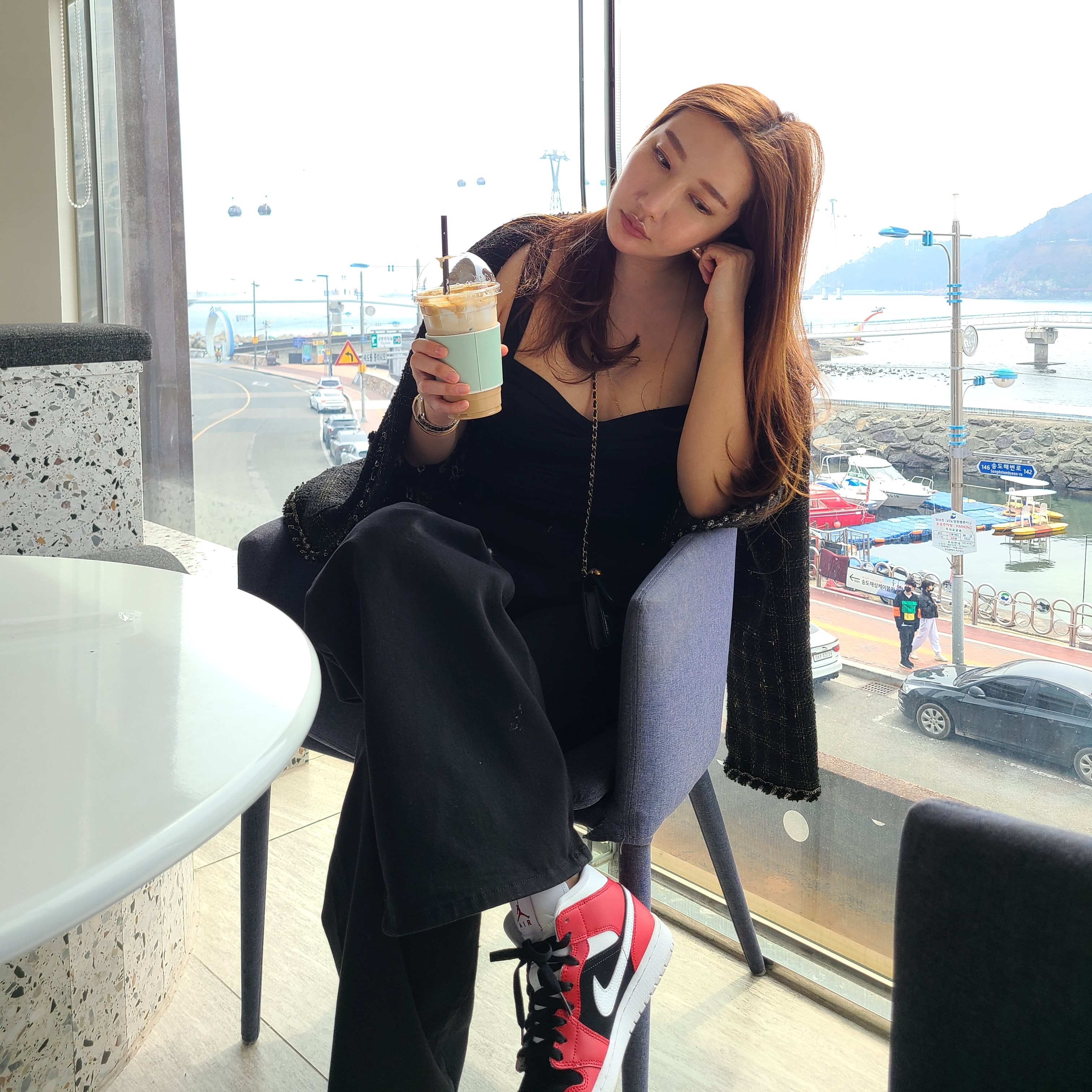 (W) Jordan 1 Mid Gym Red Black, Chanel Clutch With Chain Calfskin & Gold Black 착용 스타일 - 1