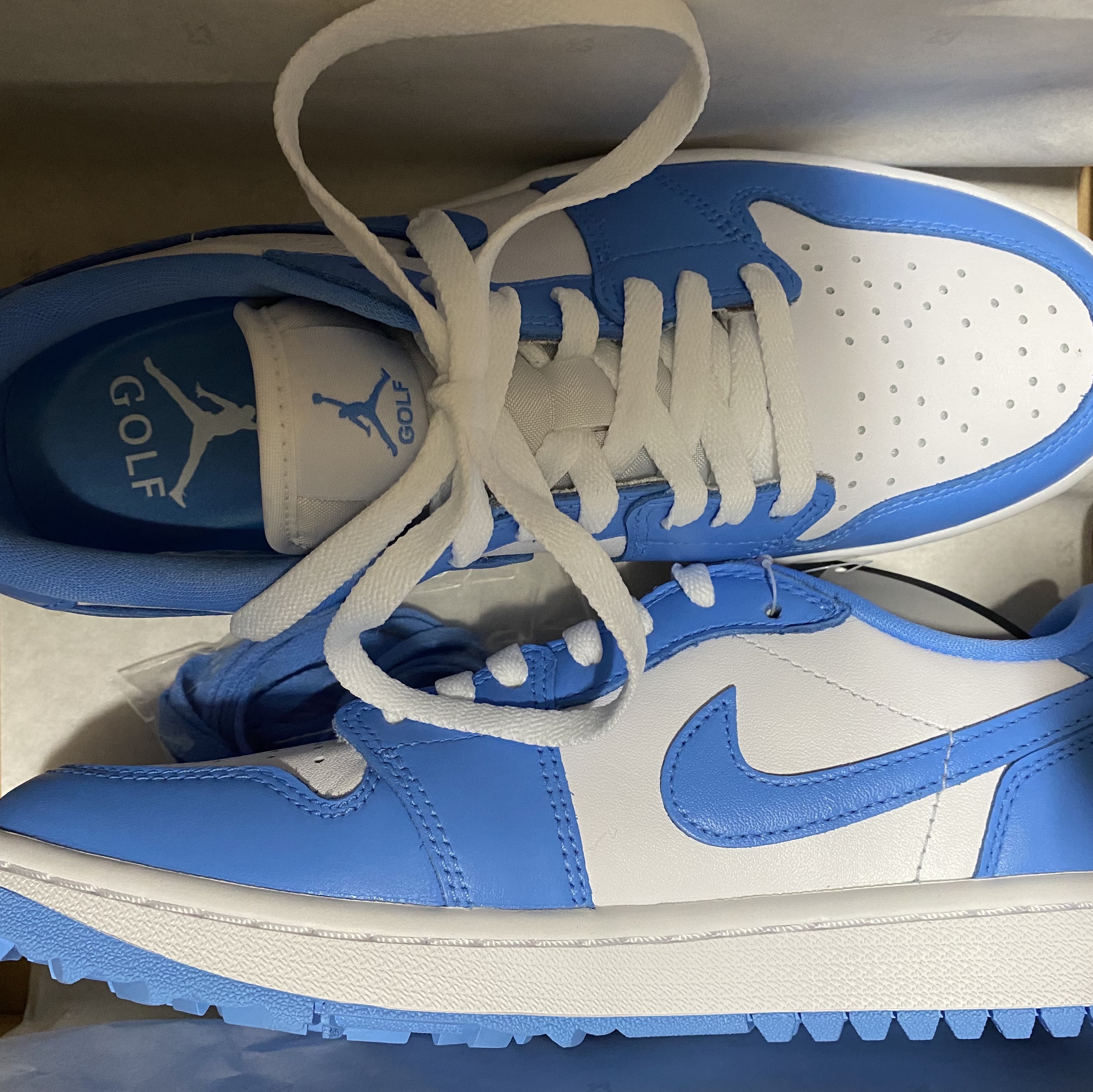 Jordan 1 Low Golf White and University Blue 착용 스타일