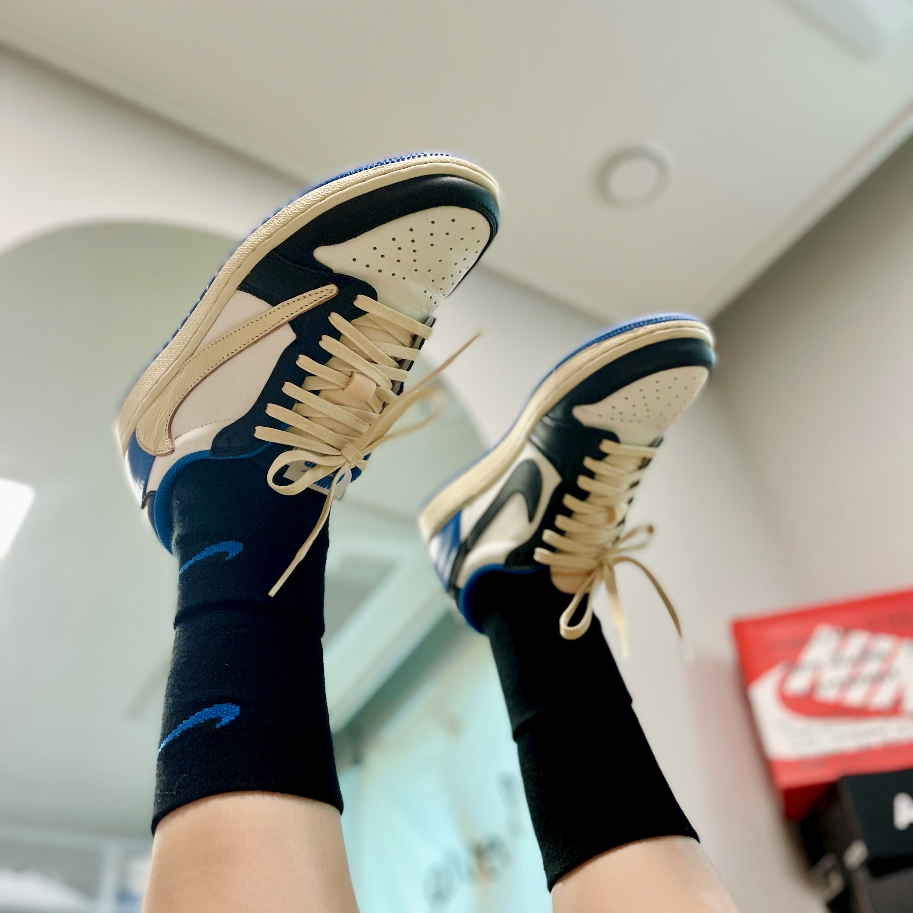 Jordan 1 x Travis Scott x Fragment Retro Low OG SP Military Blue 착용 스타일