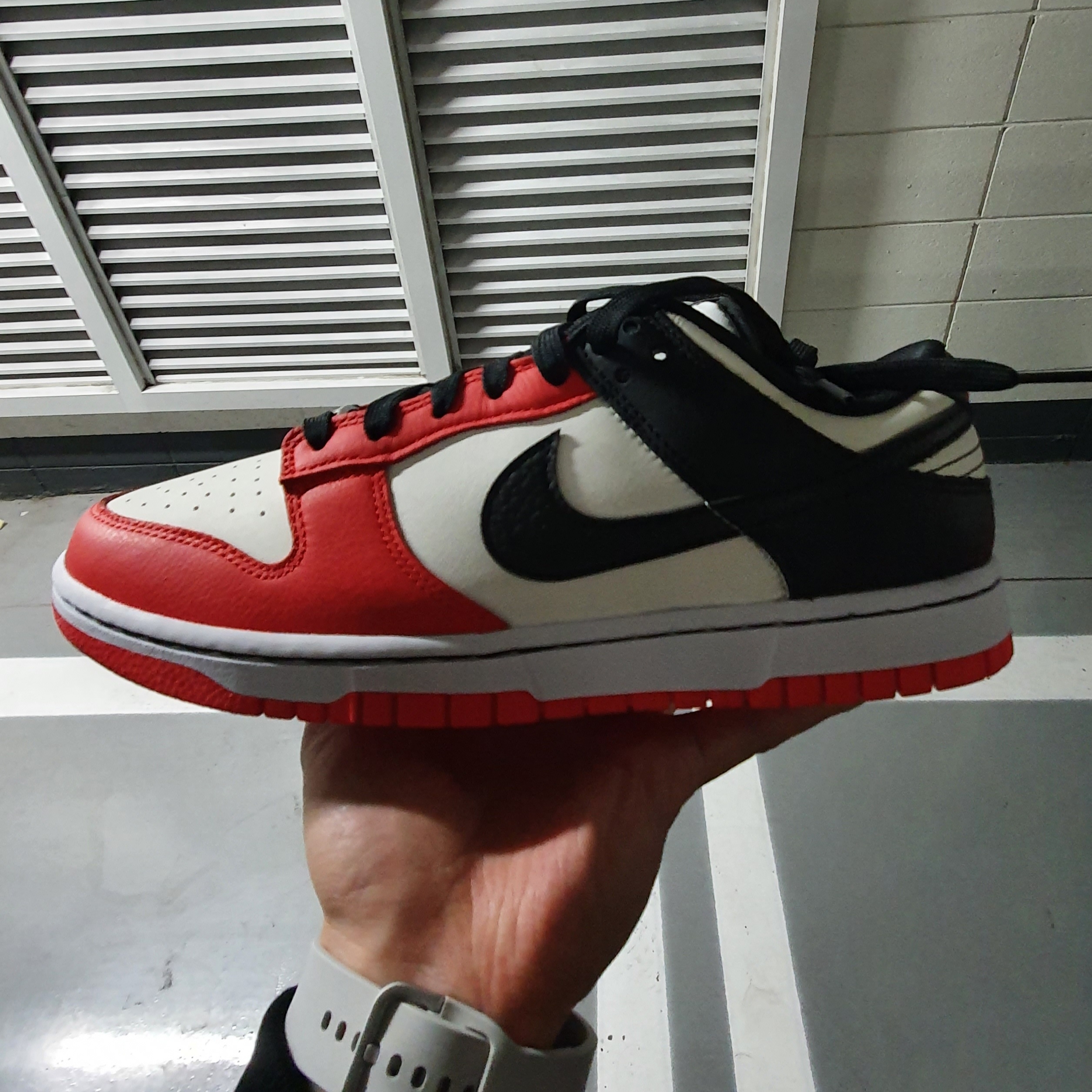 Nike x NBA Dunk Low Retro EMB Black and Chile Red 착용 스타일 - 1