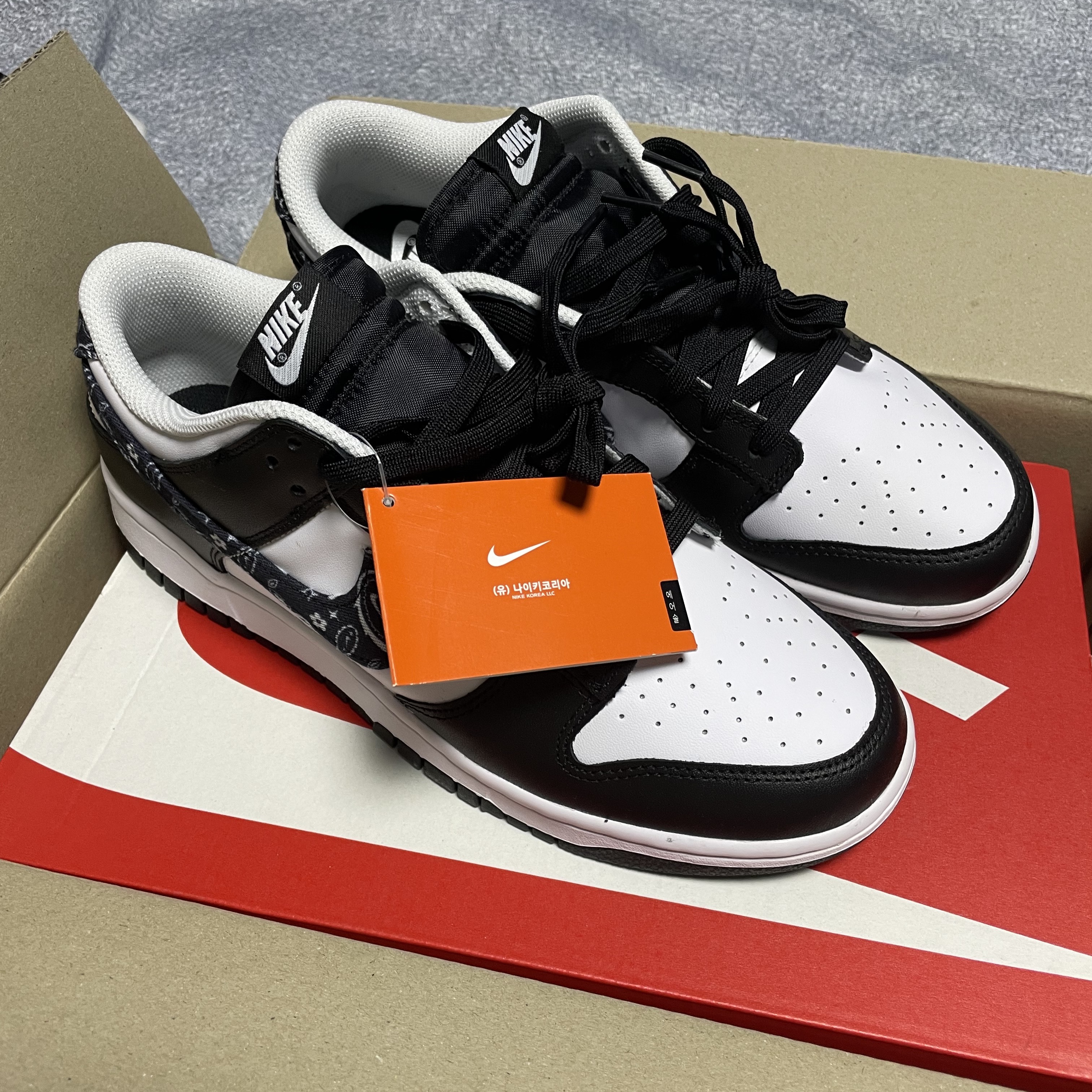 (W) Nike Dunk Low Essential Black Paisley 착용 스타일 - 3