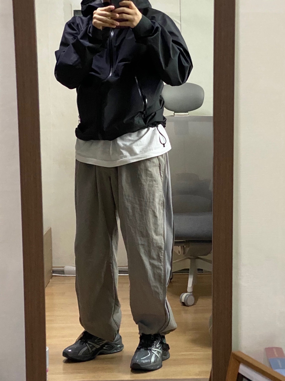 Asics HN2-S Protoblast Steel Grey, Arc'teryx Zeta SL Jacket Black 착용 스타일 - 1