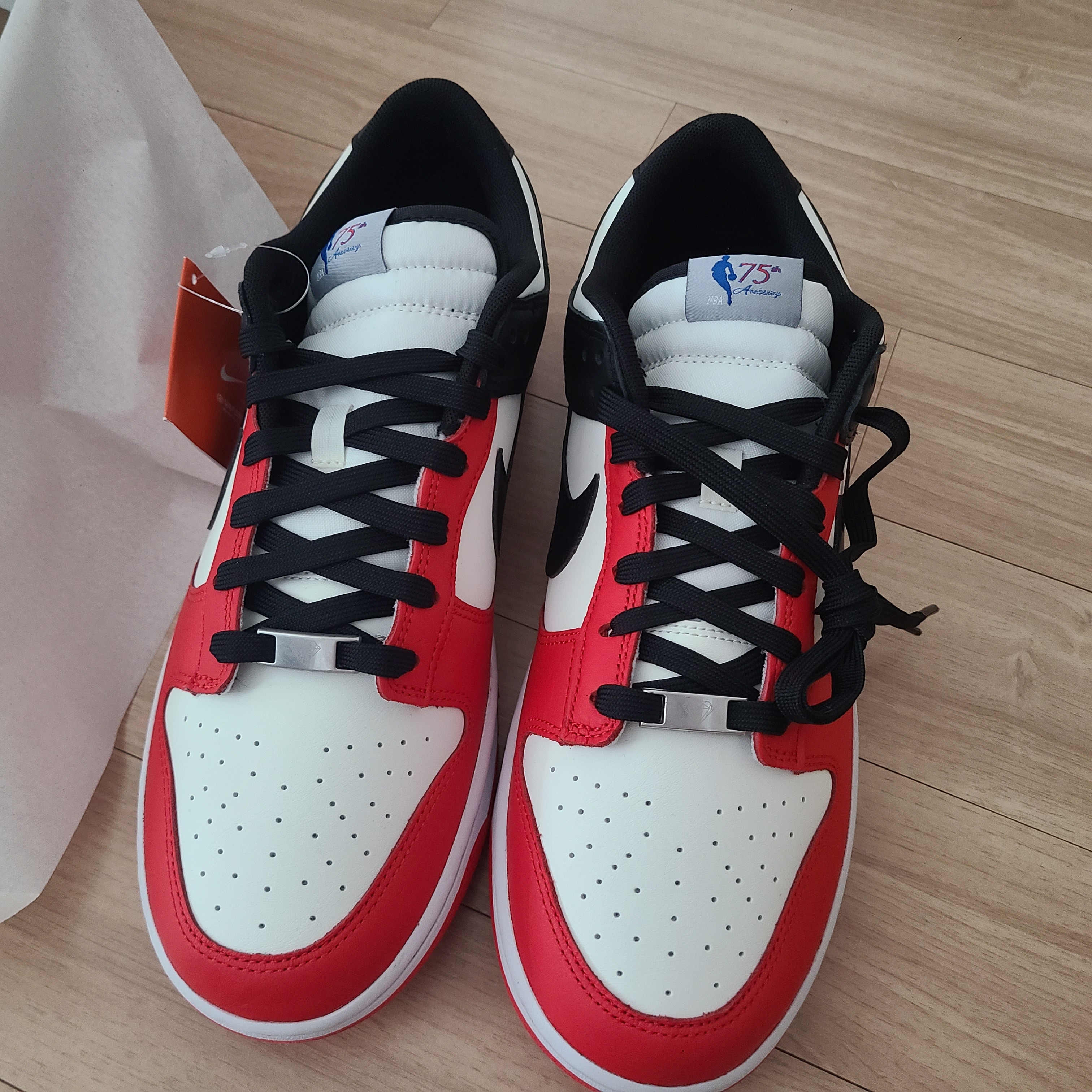 Nike x NBA Dunk Low Retro EMB Black and Chile Red 착용 스타일