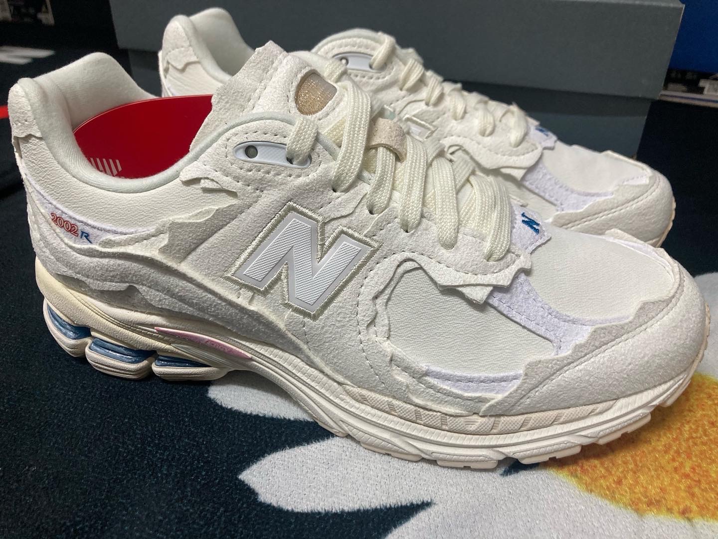 New Balance 2002R Protection Pack Sea Salt 착용 스타일 - 1