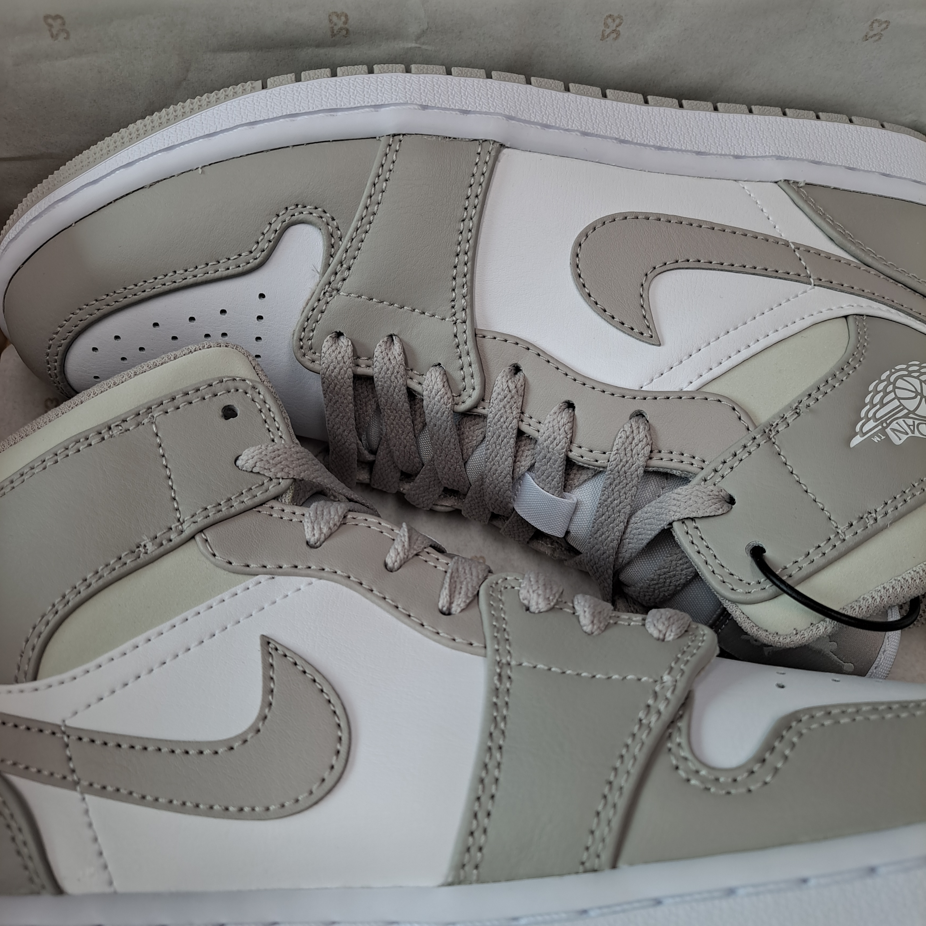 Jordan 1 Mid College Grey 착용 스타일 - 2