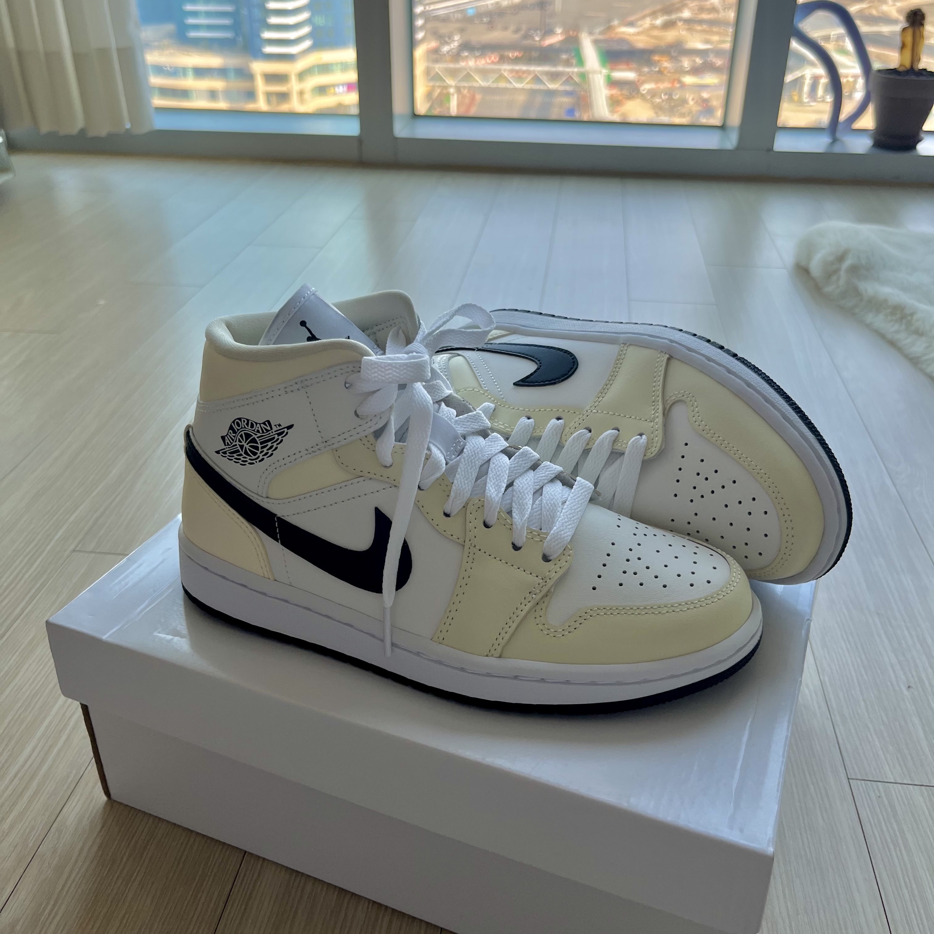 (W) Jordan 1 Mid Coconut Milk 착용 스타일 - 1