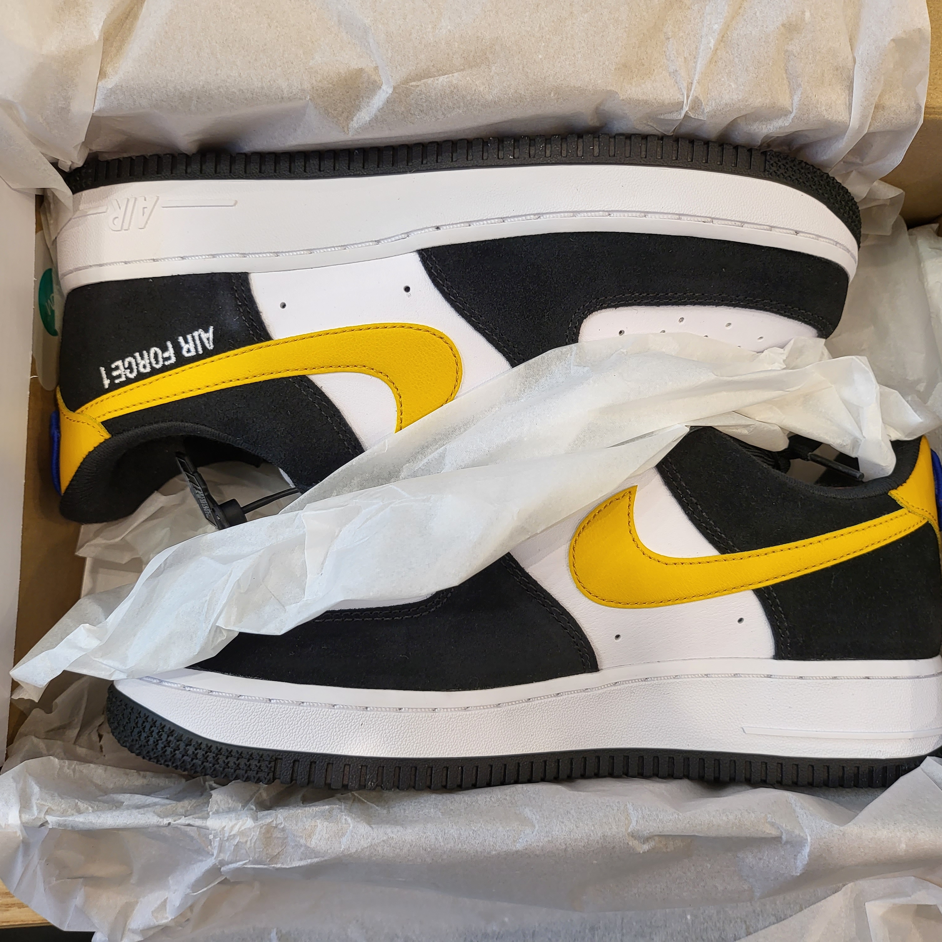Nike Air Force 1 '07 LV8 Athletic Club Black Dark Sulfur 착용 스타일 - 2