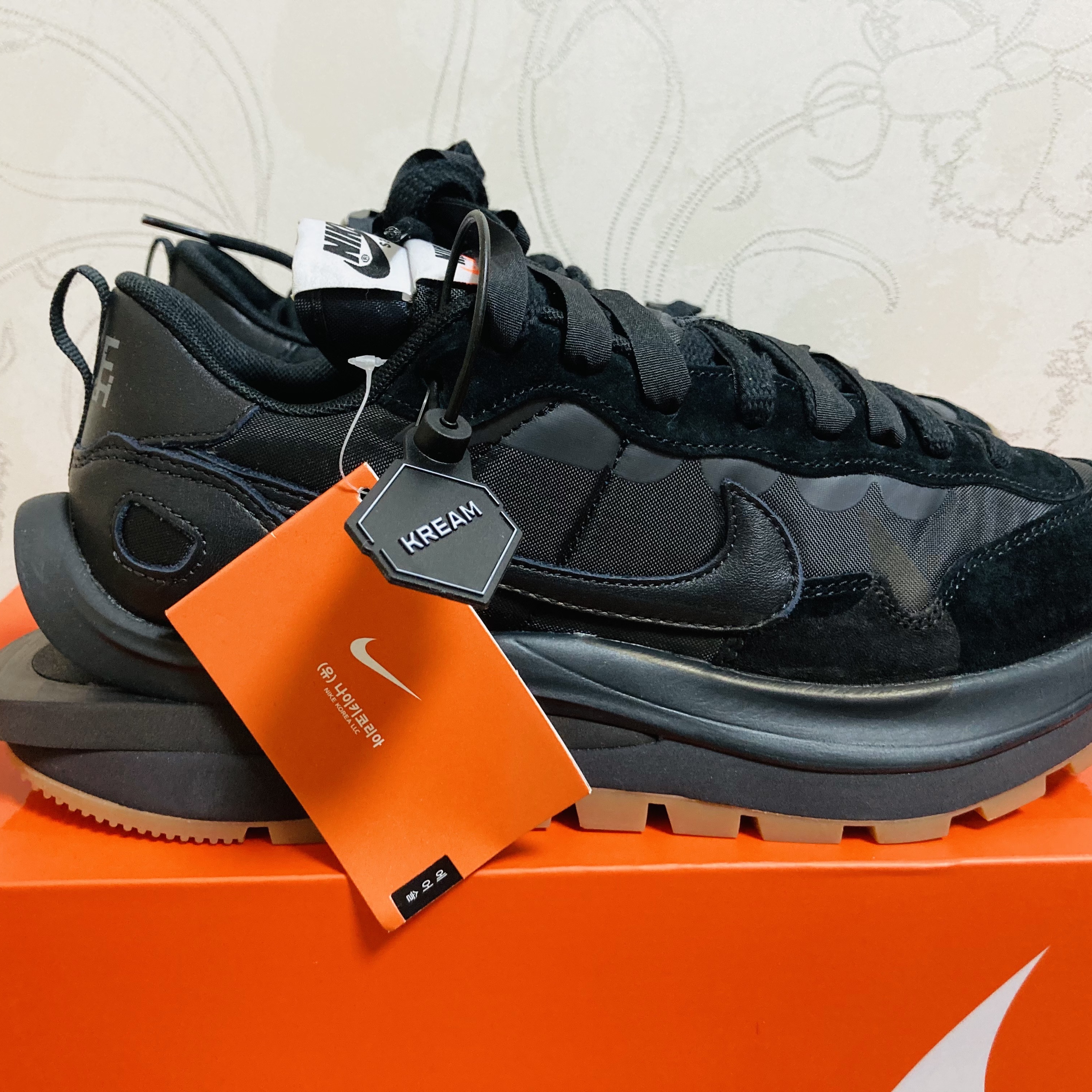 Nike x Sacai VaporWaffle Black and Gum 착용 스타일 - 3