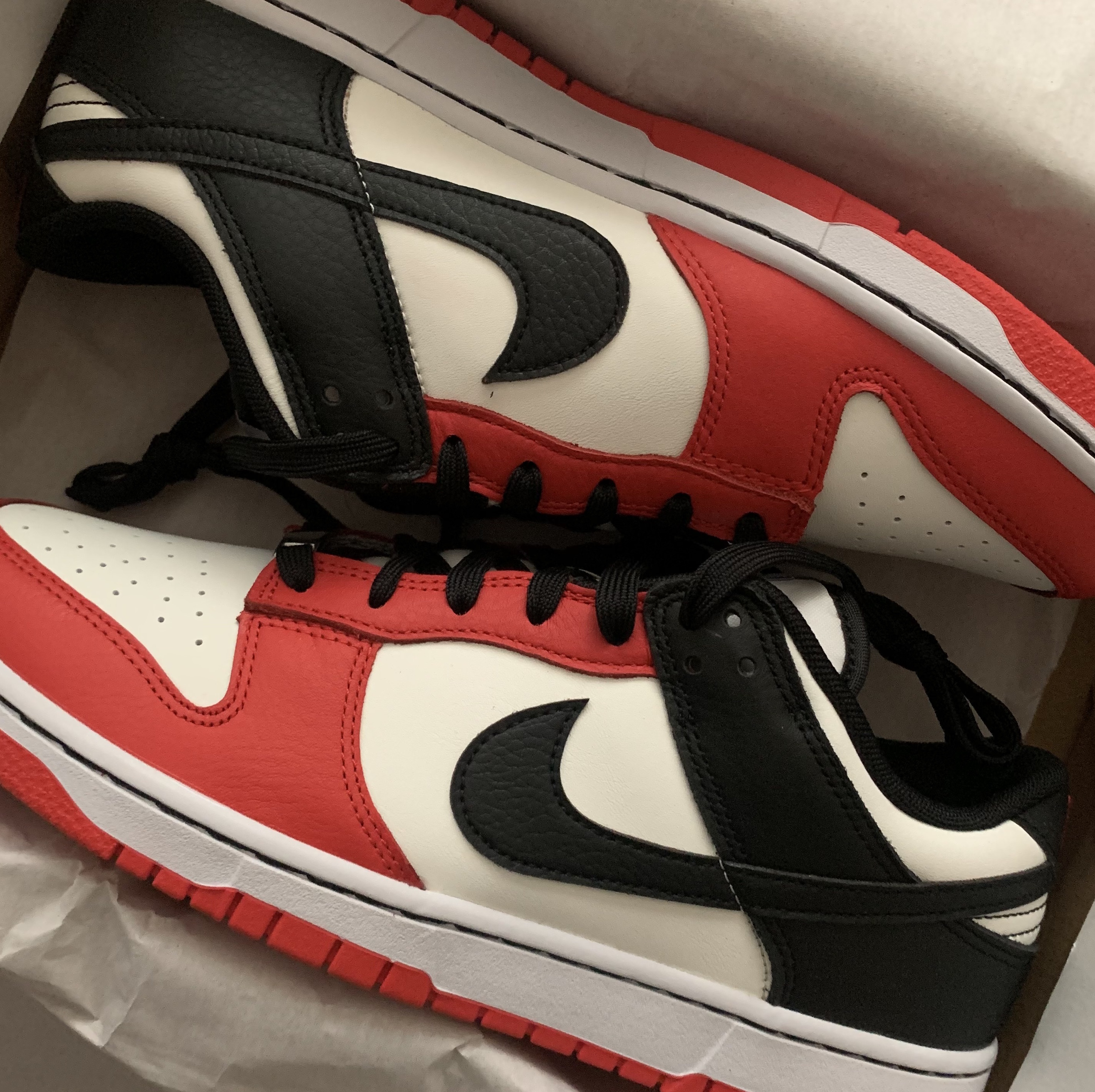 Nike x NBA Dunk Low Retro EMB Black and Chile Red 착용 스타일 - 2