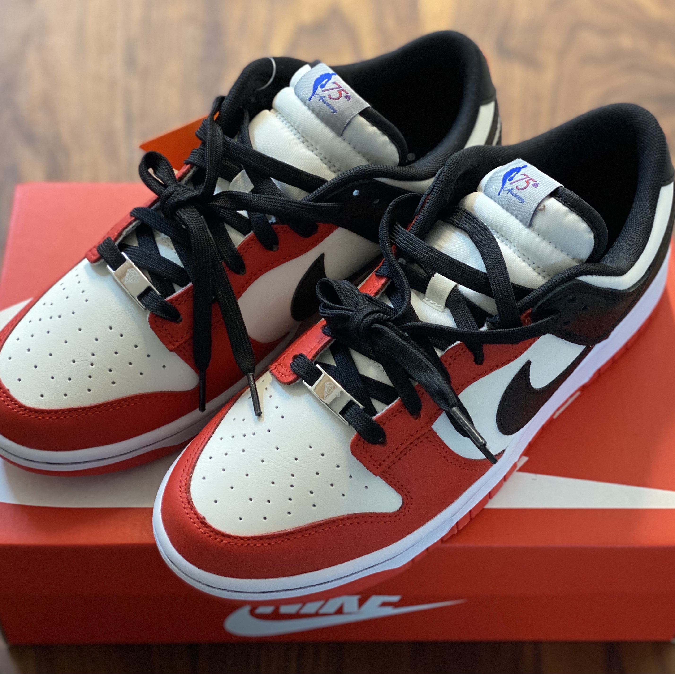 Nike x NBA Dunk Low Retro EMB Black and Chile Red 착용 스타일 - 1