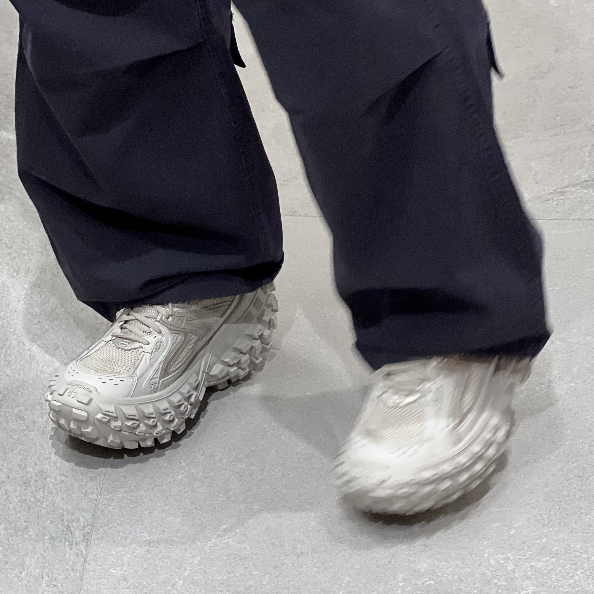 Balenciaga Defender Sneakers Beige 착용 스타일 - 3