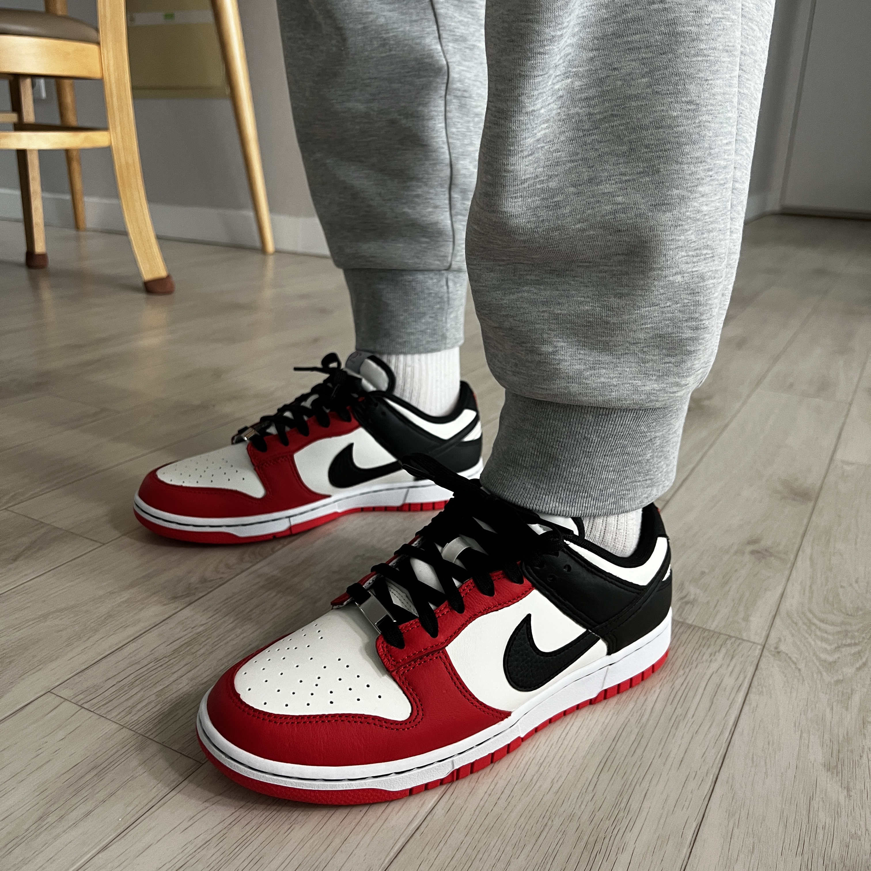 Nike x NBA Dunk Low Retro EMB Black and Chile Red 착용 스타일 - 2