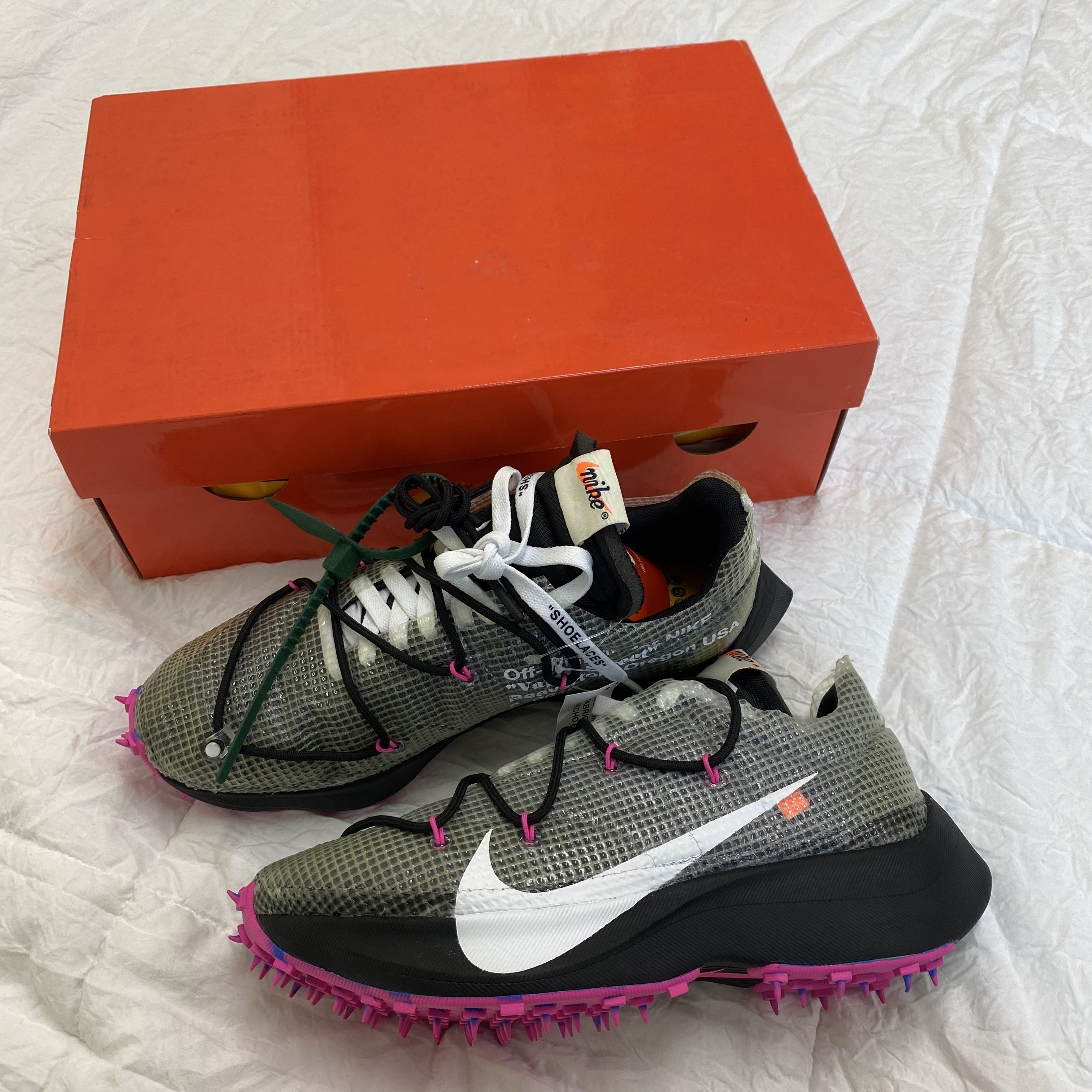 (W) Nike x Off-White Vapor Street Tour Yellow, (W) Nike x Off-White Vapor Street Black Laser Fuchsia 착용 스타일 - 2