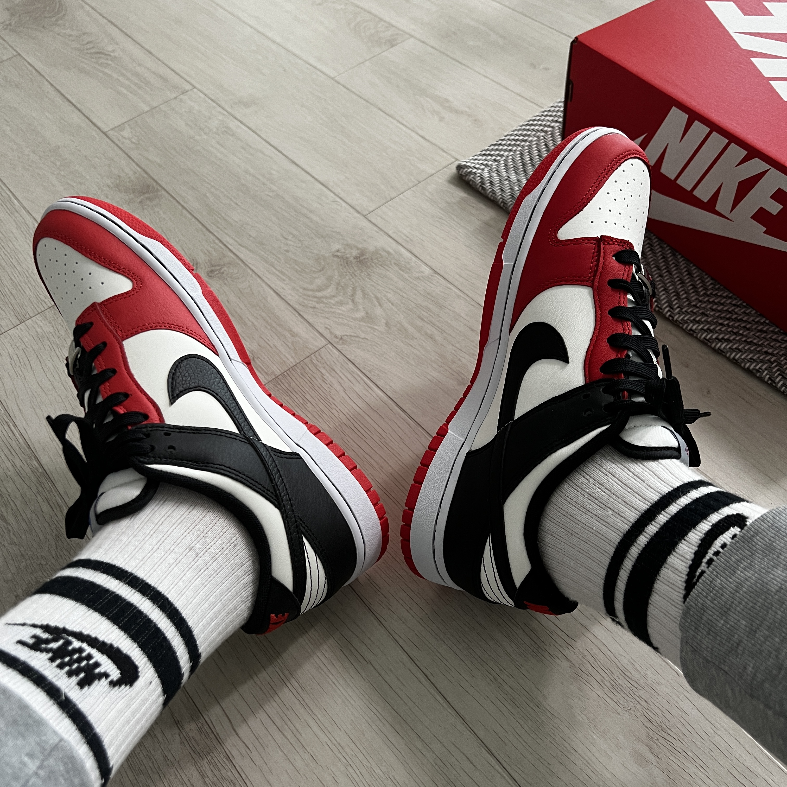 Nike x NBA Dunk Low Retro EMB Black and Chile Red 착용 스타일 - 1