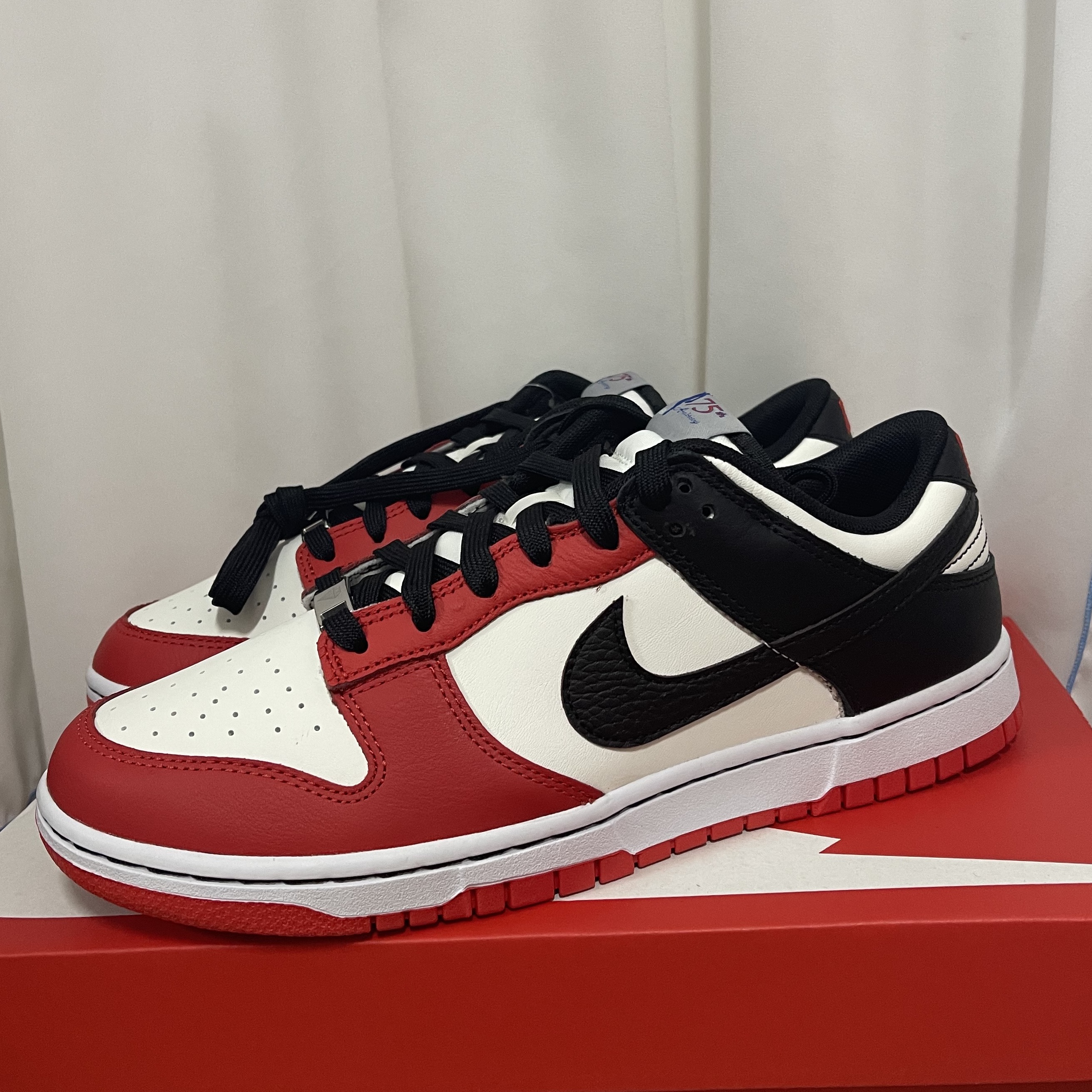 Nike x NBA Dunk Low Retro EMB Black and Chile Red 착용 스타일 - 3