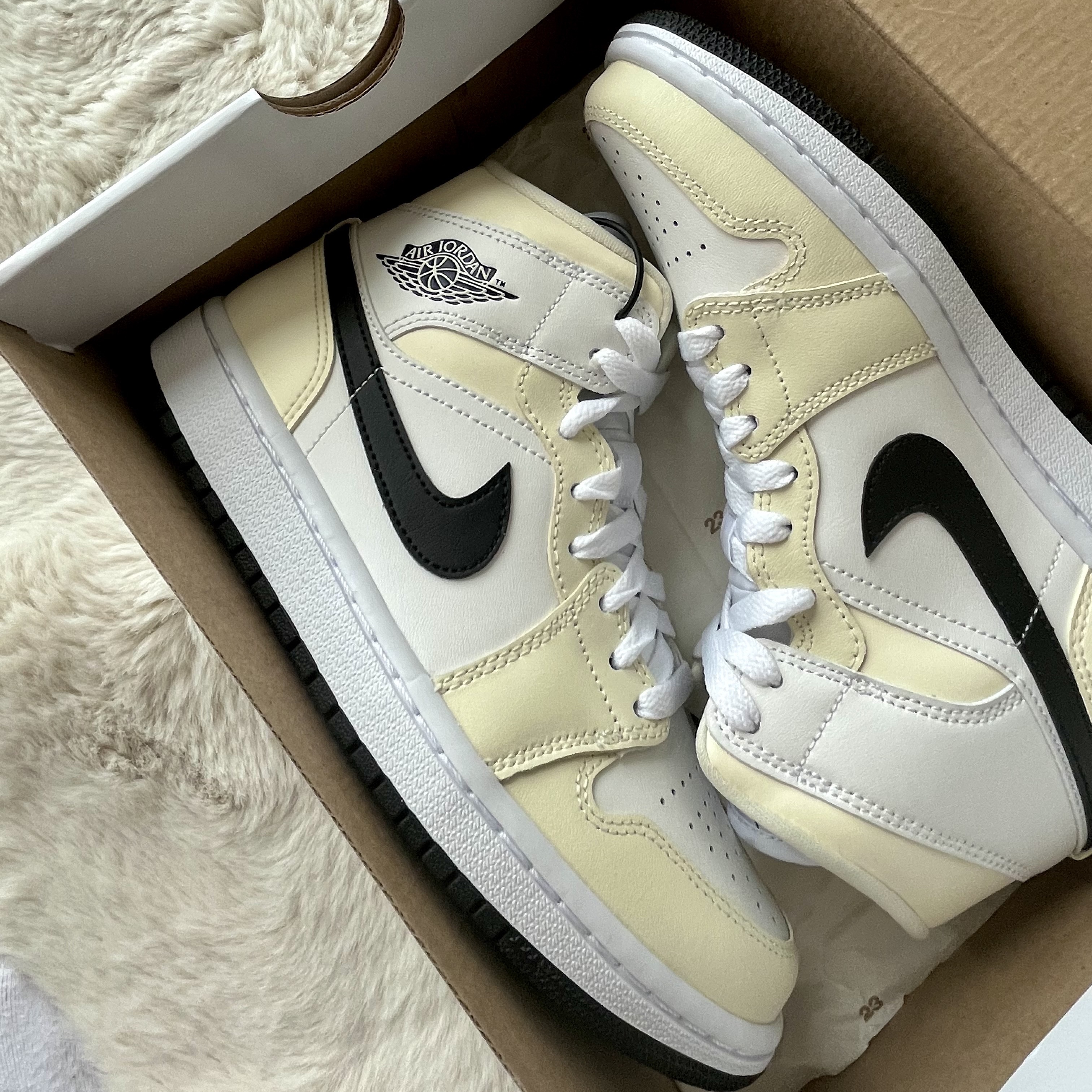 (W) Jordan 1 Mid Coconut Milk 착용 스타일 - 3