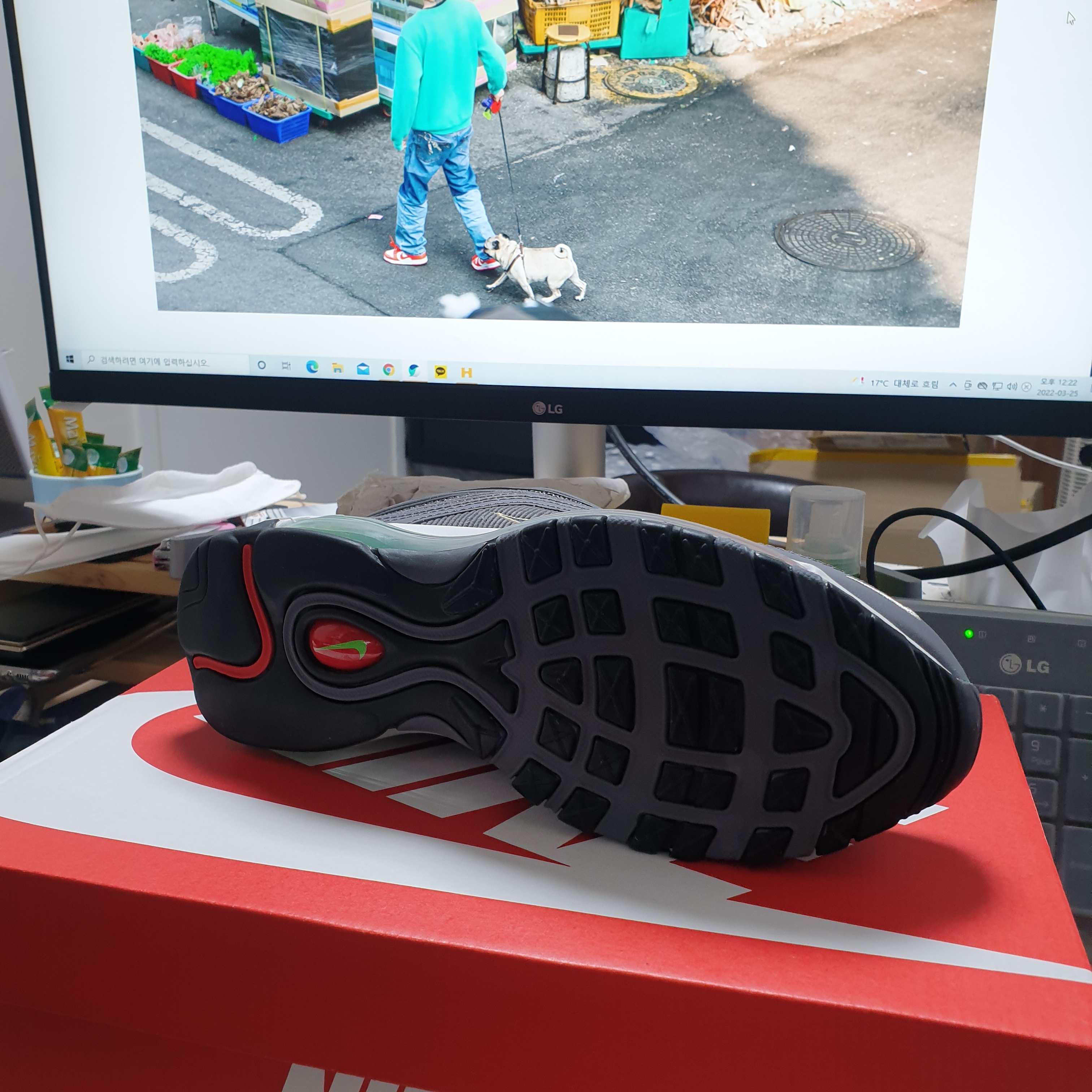 (W) Nike Air Max 97 SE Obsidian Light Graphite 착용 스타일 - 2