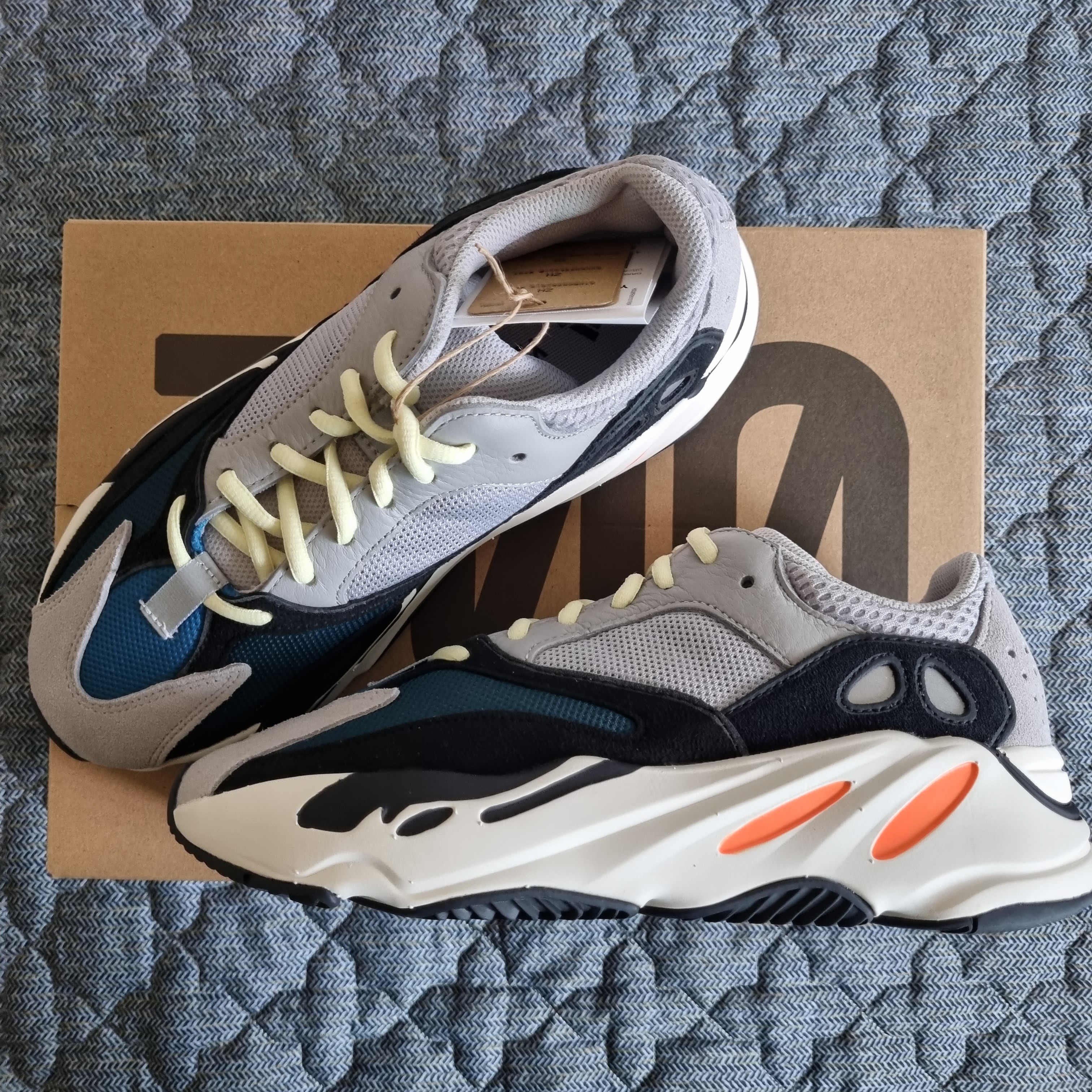 Adidas Yeezy Boost 700 Wave Runner Solid Grey 2021/2022 착용 스타일